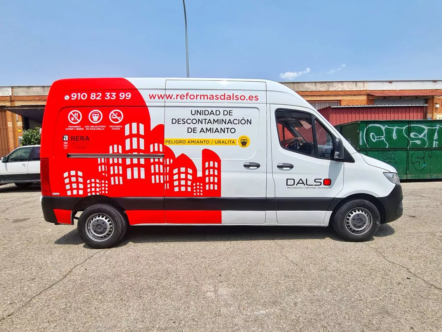 Trasera de coche con vinilo recortado y logotipo, en toda España