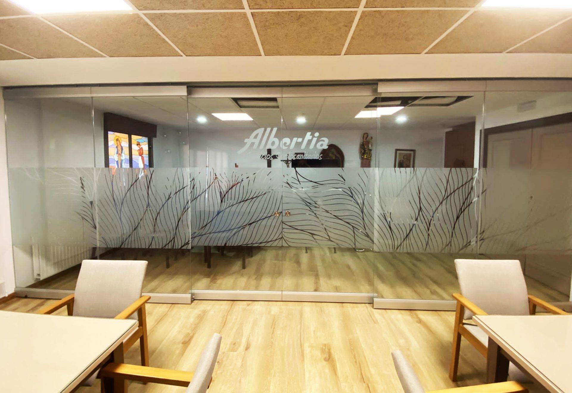 Decoración de escaparate comercial con lettering en vinilo de corte