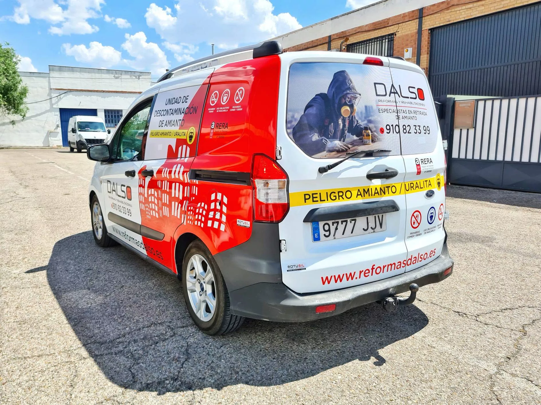 Lateral de furgoneta con rotulación de vehículos y branding corporativo