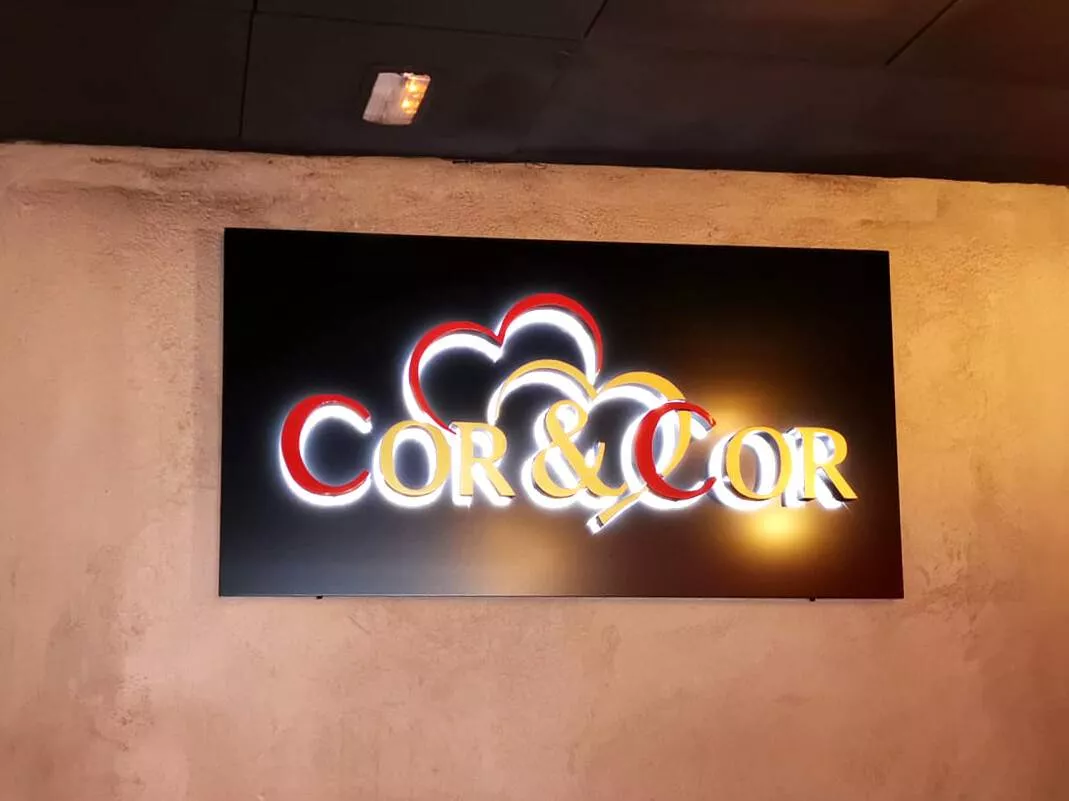 Letras corpóreas de PVC sin luz en recepción de oficina en toda España