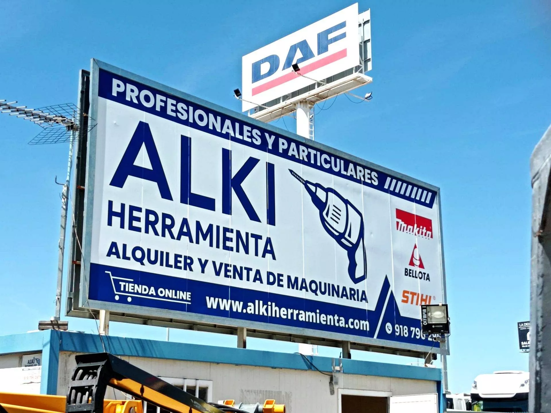 Monolito publicitario exterior con vinilo impreso a todo color