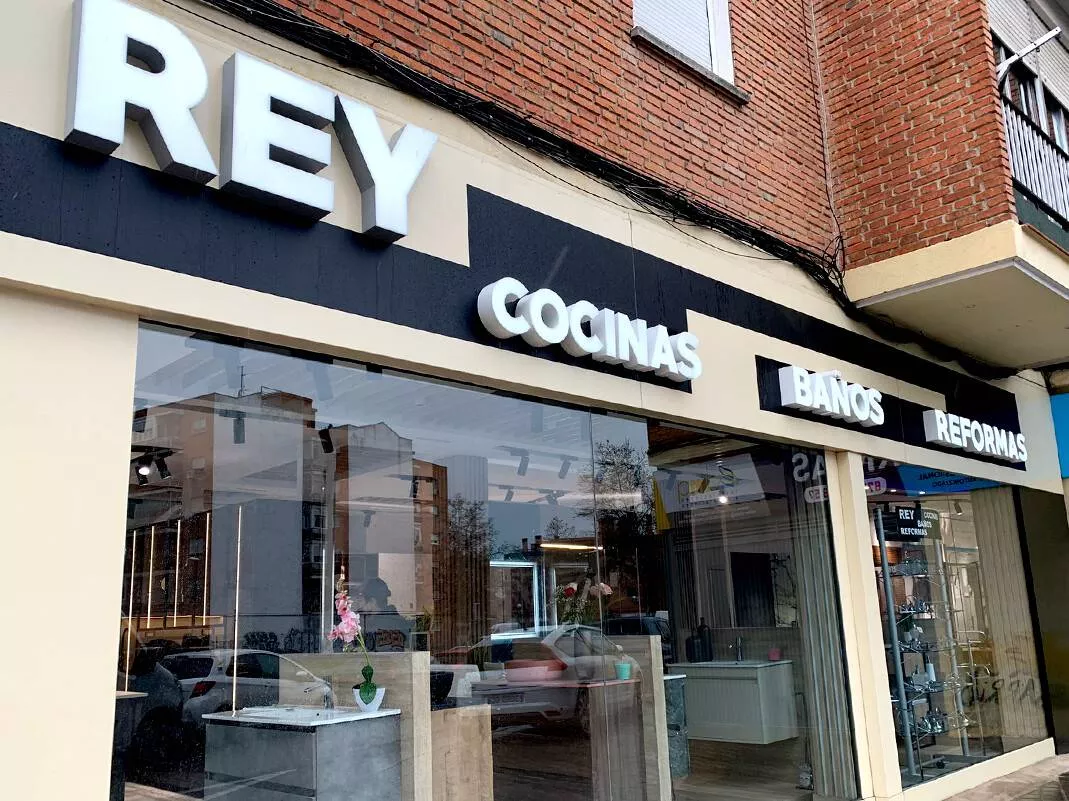 Rótulo 3D de acero en escaparate de tienda en Madrid