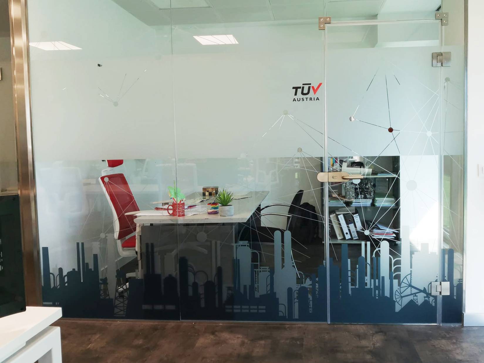 Decoración de escaparates con vinilo de corte en tienda de moda, Rotusil