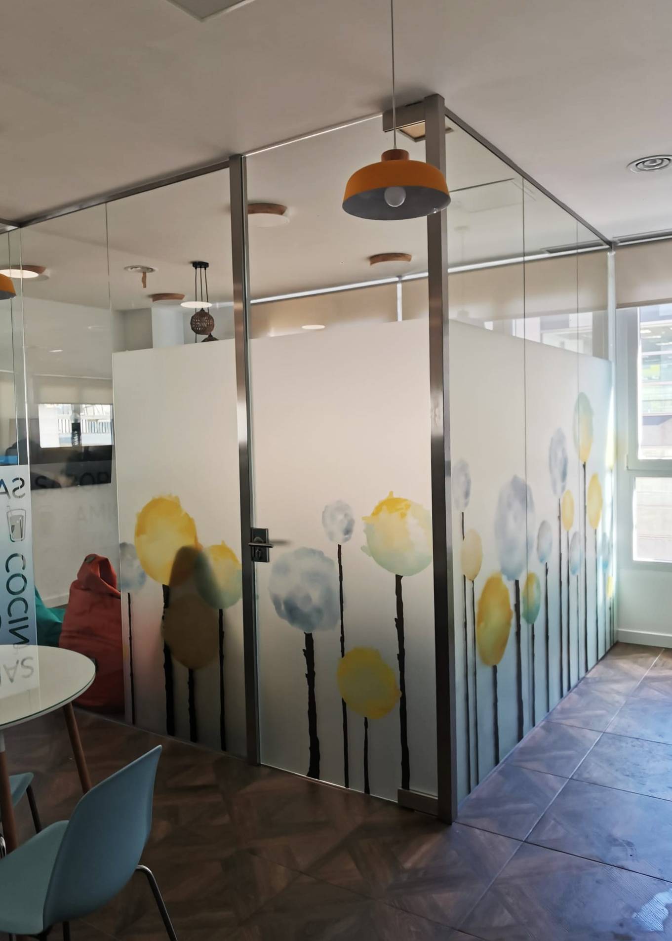 Decoración de escaparates con vinilo de corte y diseño personalizado, en Madrid