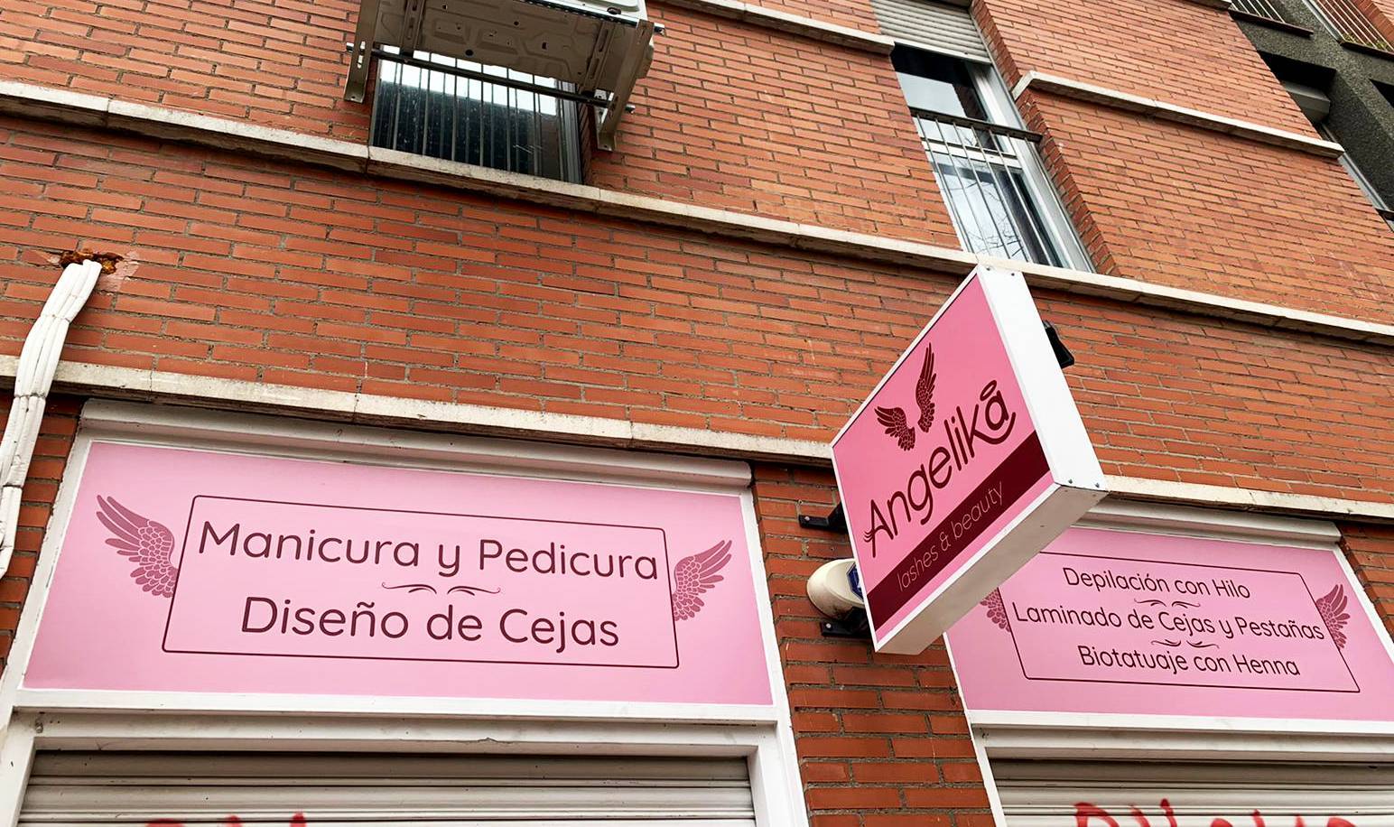 Rótulo sin luz de dibond negro con logotipo blanco en Madrid