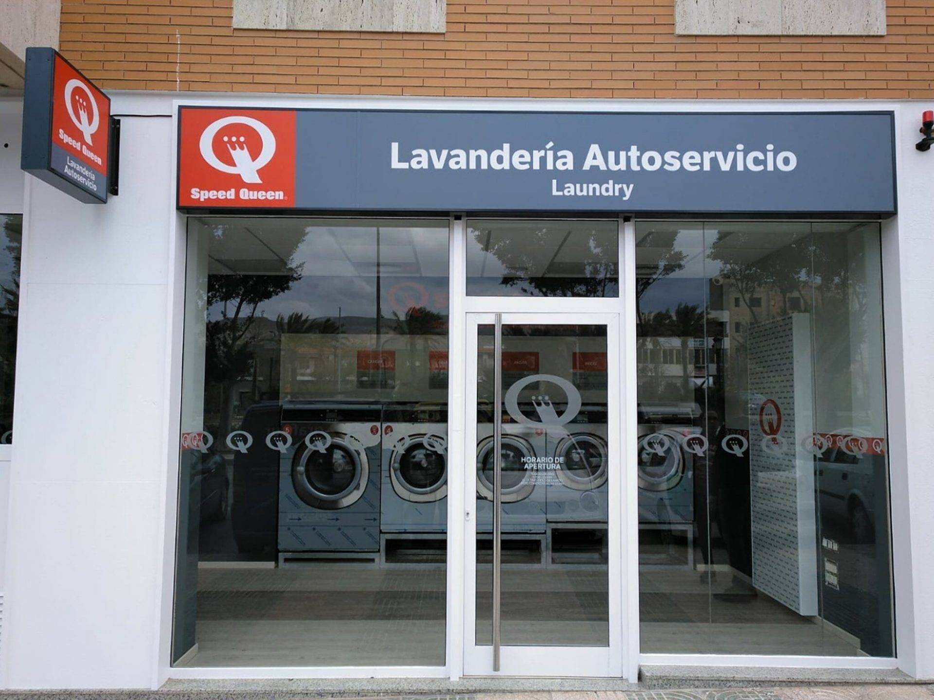 Rótulo luminoso LED corpóreo en fachada de comercio en toda España