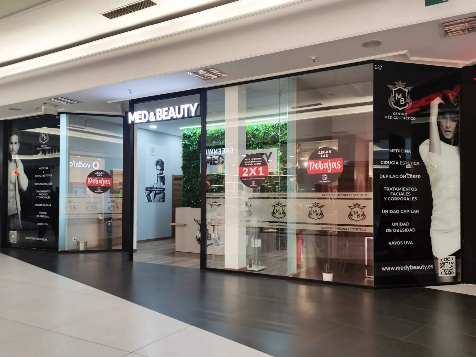 Rótulo 3D de acero inoxidable pulido en escaparate comercial en Madrid