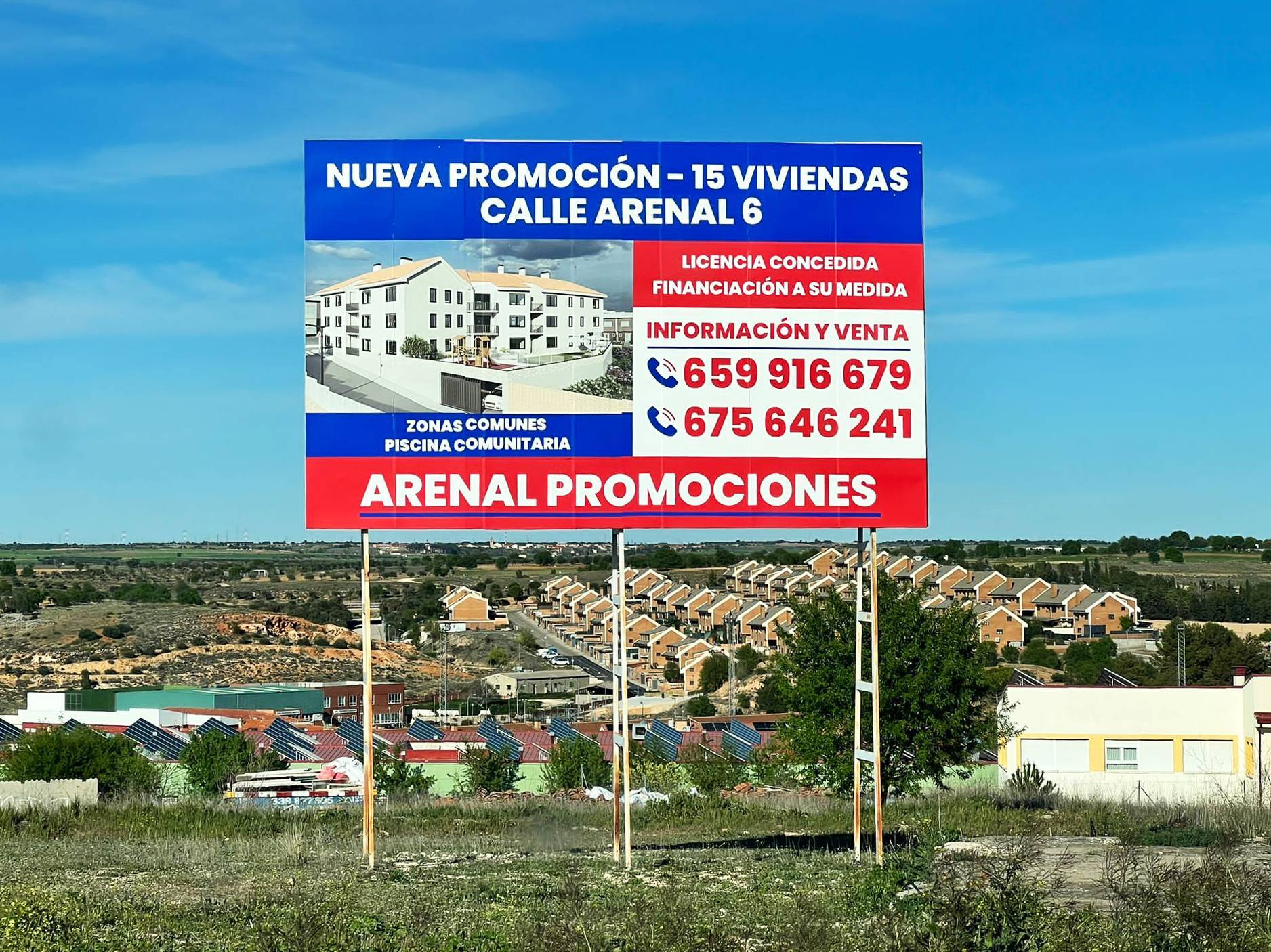 Monolito corporativo de doble cara instalado junto a una nave, en toda España