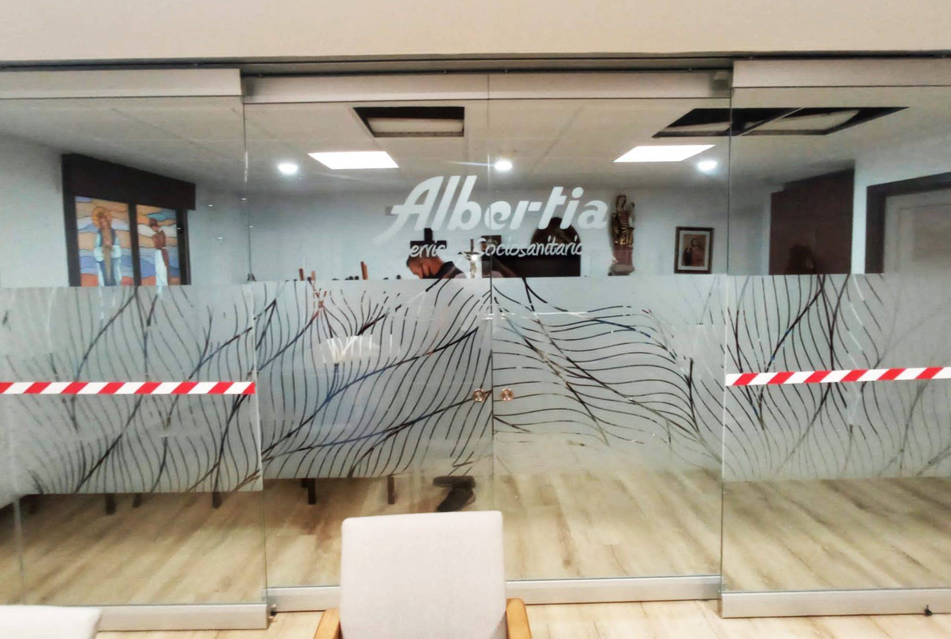 Rotulación de escaparates con gráficos a color en cristalera de tienda