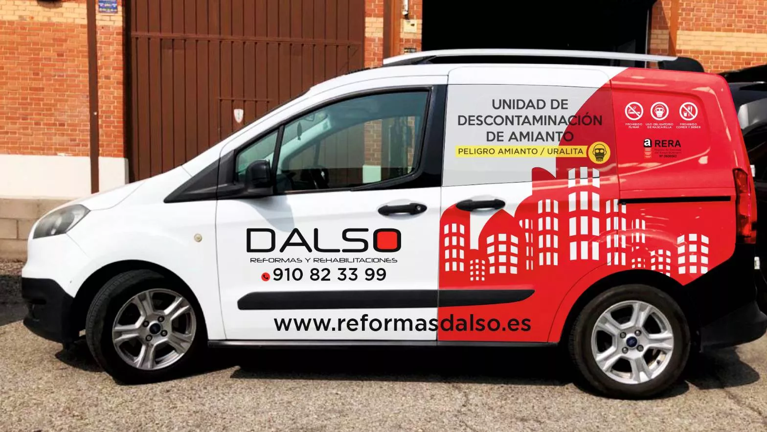 Furgoneta de reparto con rotulación de vehículos en flota corporativa