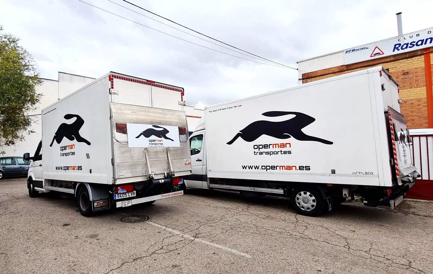 Furgoneta con rotulación integral y logotipo en la trasera, Rotusil Arganda del Rey