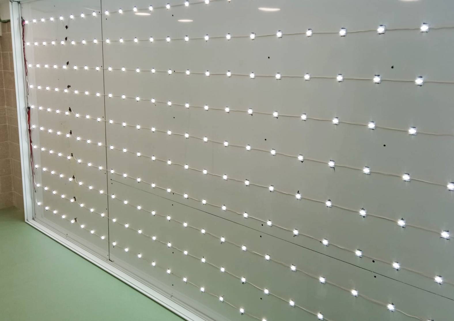 Rótulo luminoso de fachada con caja de luz iluminada