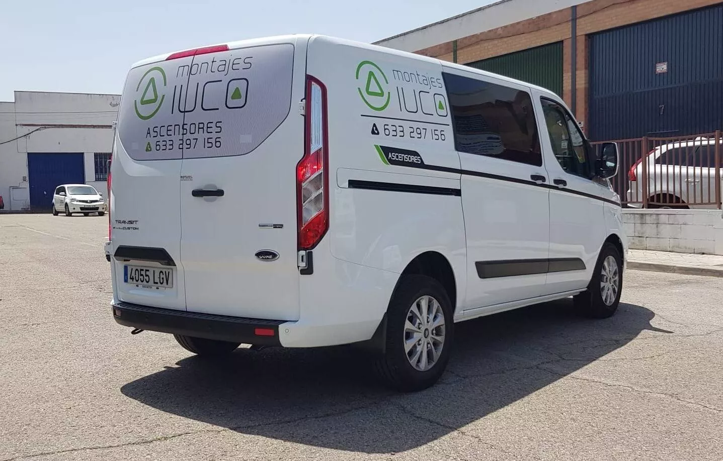 Furgoneta con rotulación de vehículos y logotipo corporativo lateral
