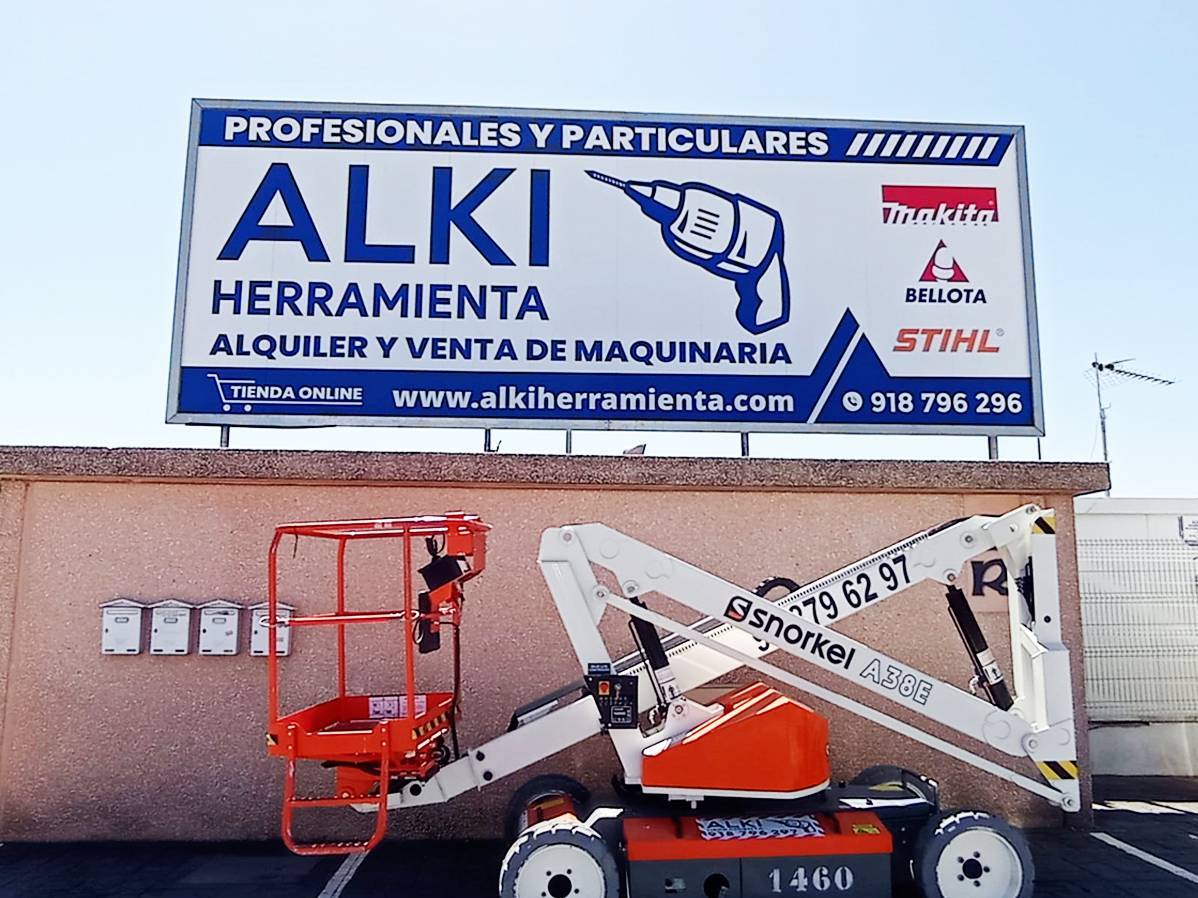 Monolito y valla publicitaria en el acceso de un polígono industrial