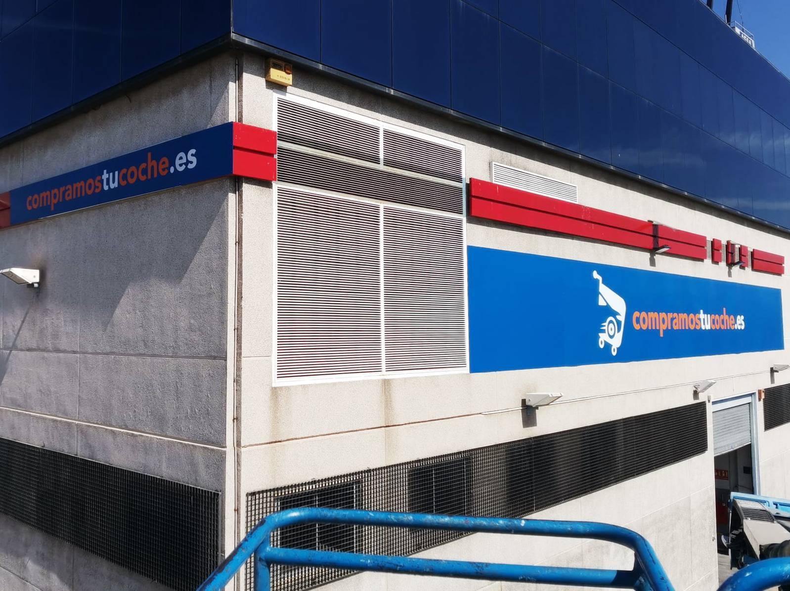 Rótulo ciego de acero cepillado sobre pared interior de empresa Rotusil Comunidad de Madrid