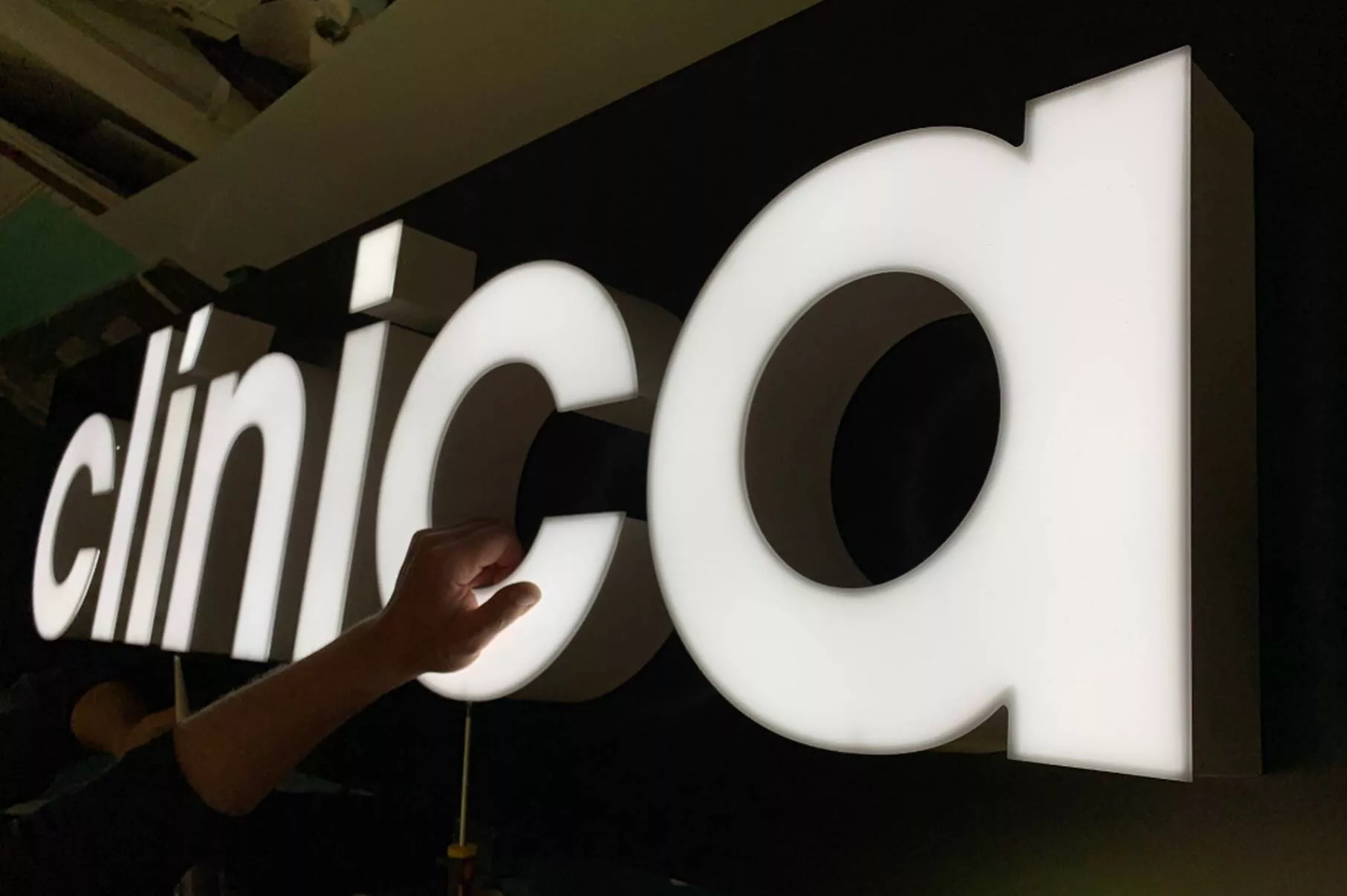 Letras corpóreas de PVC sin luz en recepción corporativa Rotusil Madrid