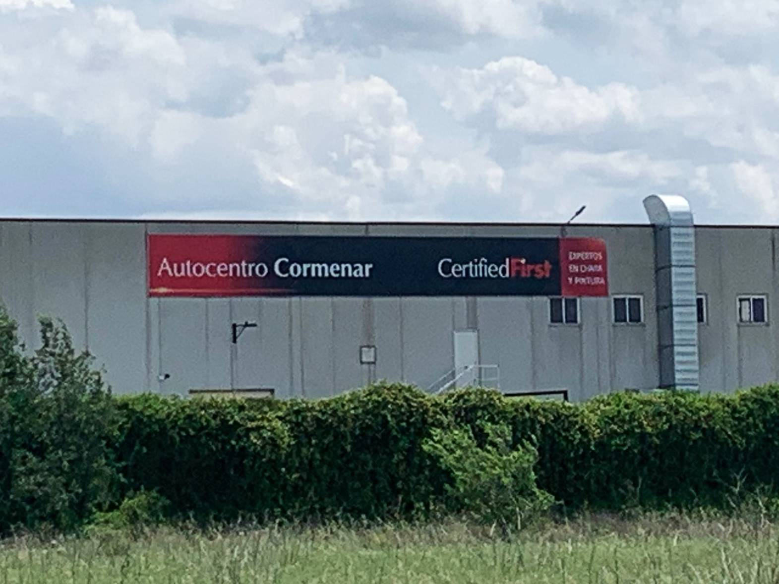 Placa de metacrilato con separadores como rótulo ciego en recepción Rotusil Arganda del Rey