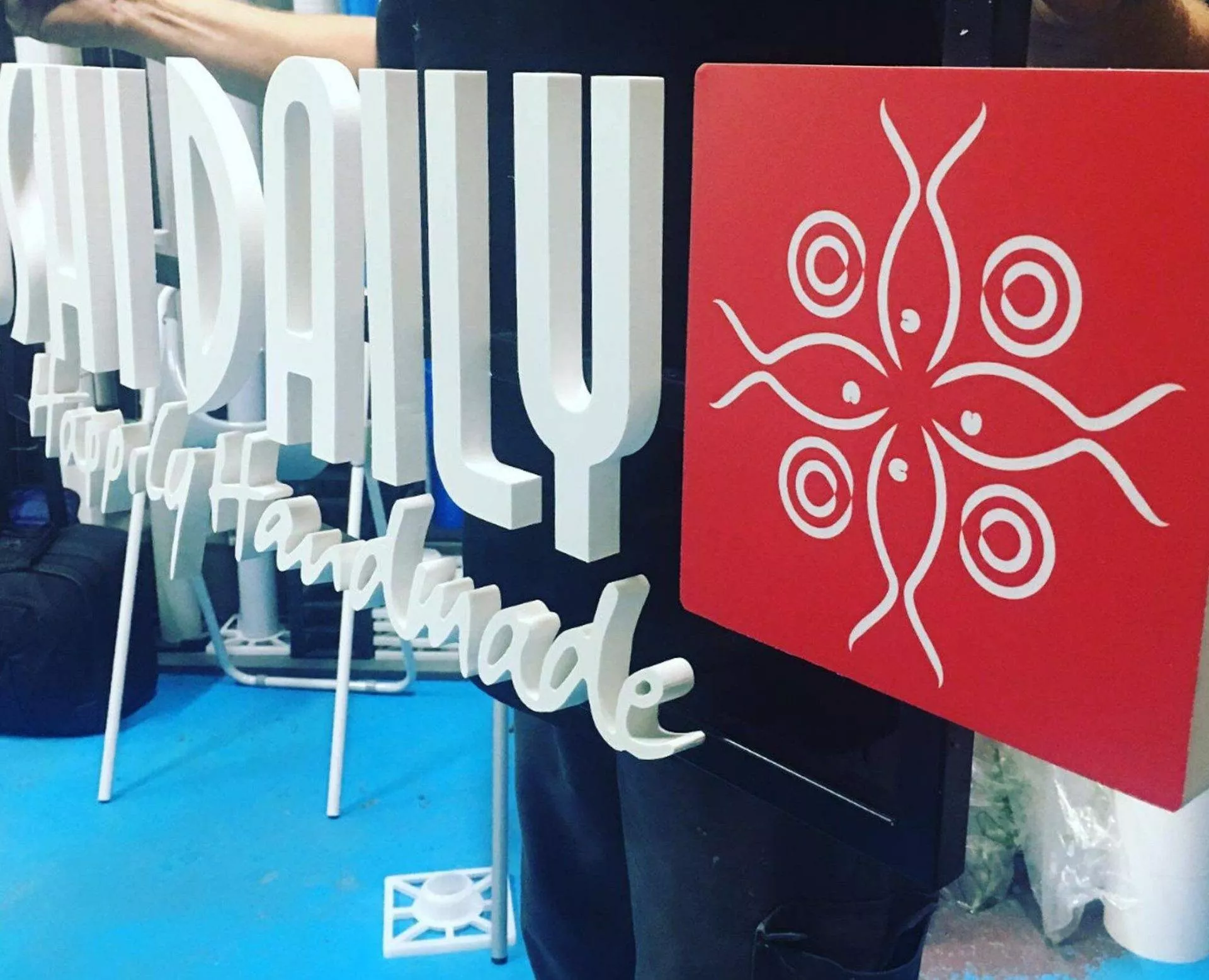 Letras corpóreas de aluminio lacado en recepción de empresa Rotusil Madrid