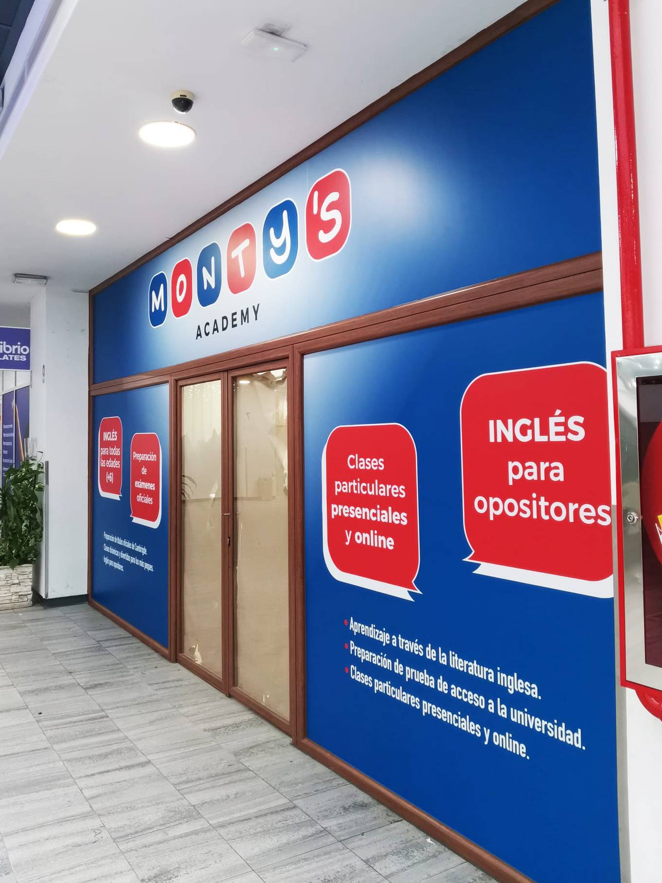 Vinilo adhesivo formando rótulo ciego en escaparate de comercio Rotusil Madrid