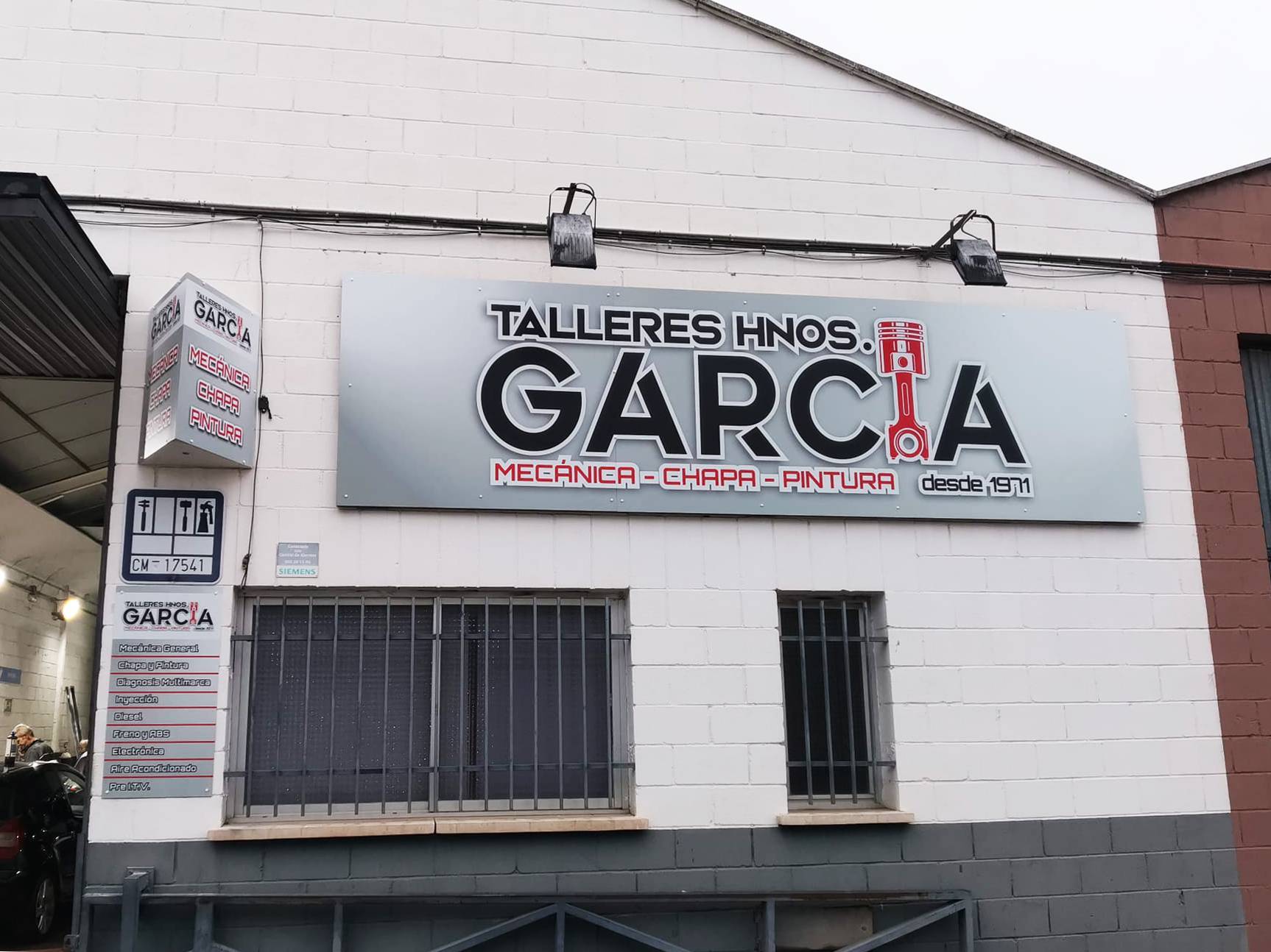 Rótulo ciego de dibond con impresión directa en local comercial en Madrid