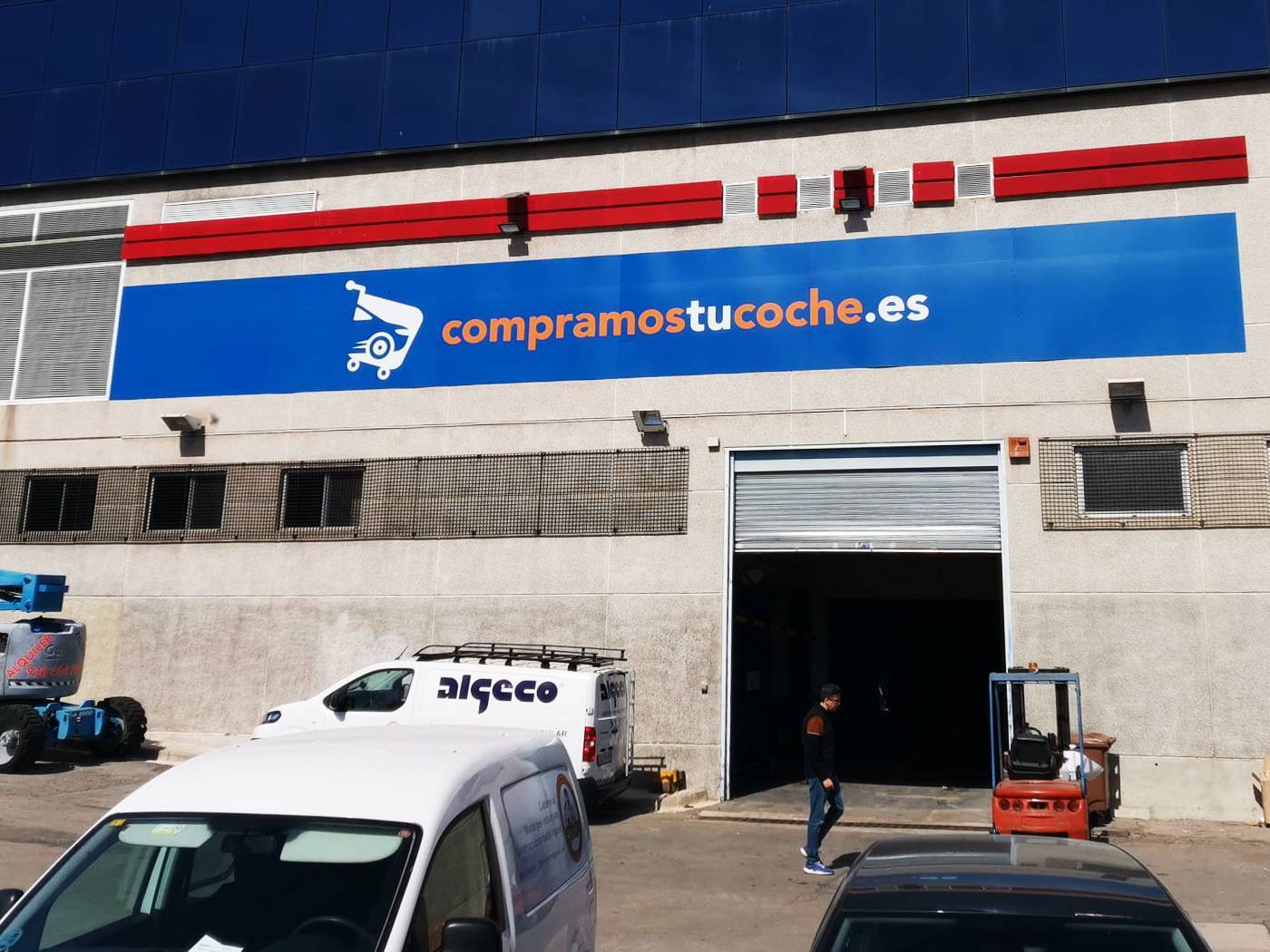 Letras corpóreas lacadas sin iluminación destacando en fachada de tienda Rotusil Madrid