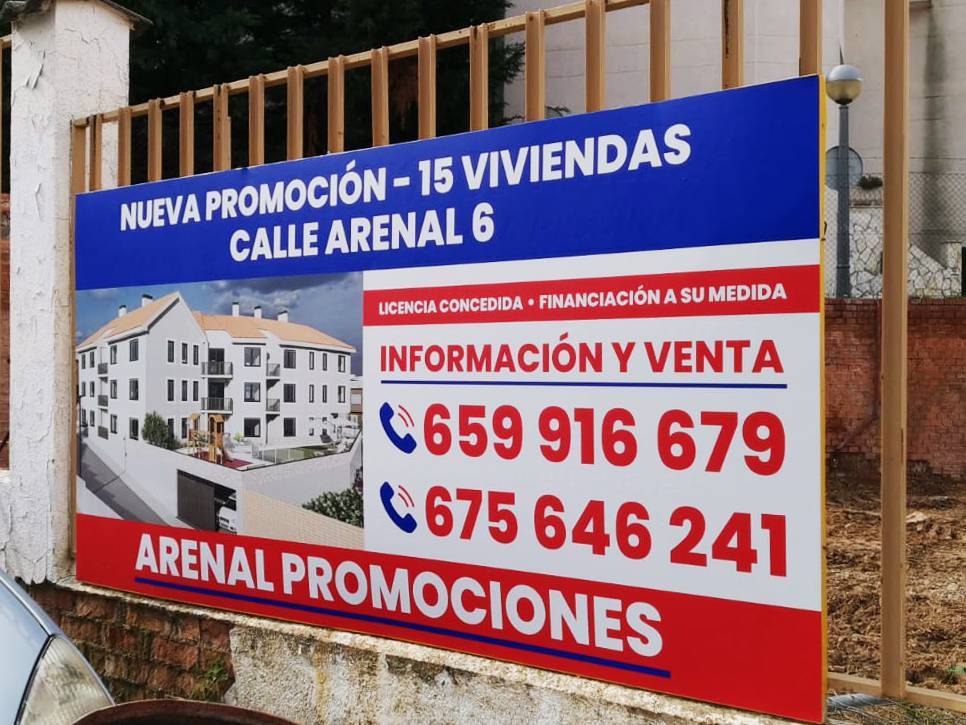 Rótulo sin iluminación en metacrilato blanco sobre pared interior Rotusil Comunidad de Madrid