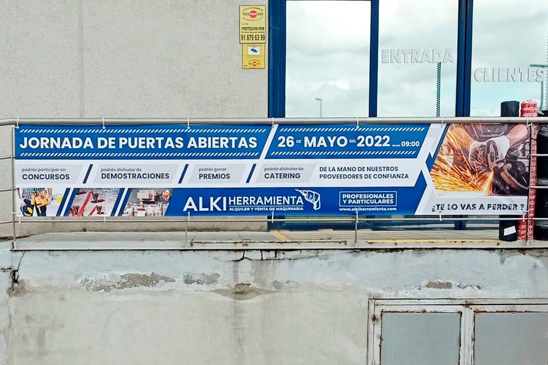 Lona publicitaria colgada en fachada de local comercial