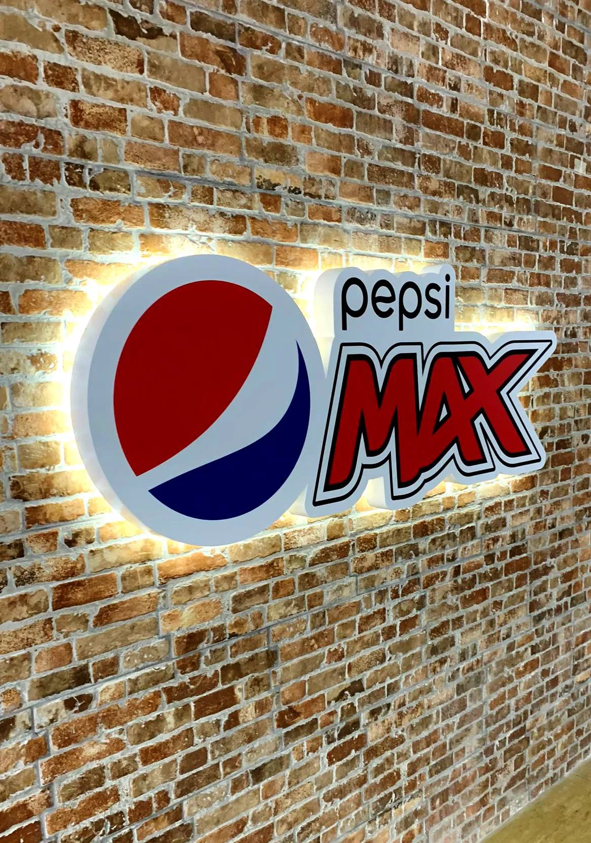 Rótulo 3D retroiluminado con LED en coronación de edificio