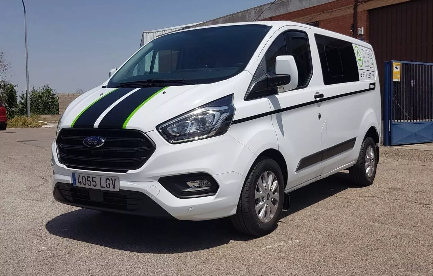 Lateral de coche con rotulación de vehículos y gráficos publicitarios