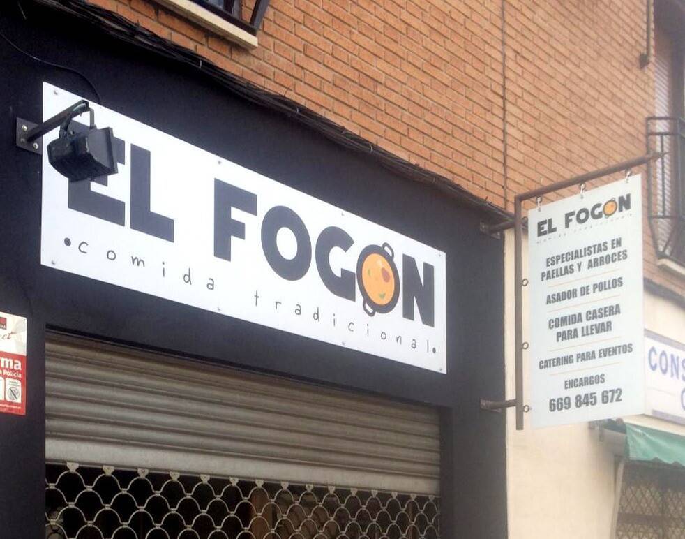Rótulo ciego de dibond negro sobre fachada de local comercial