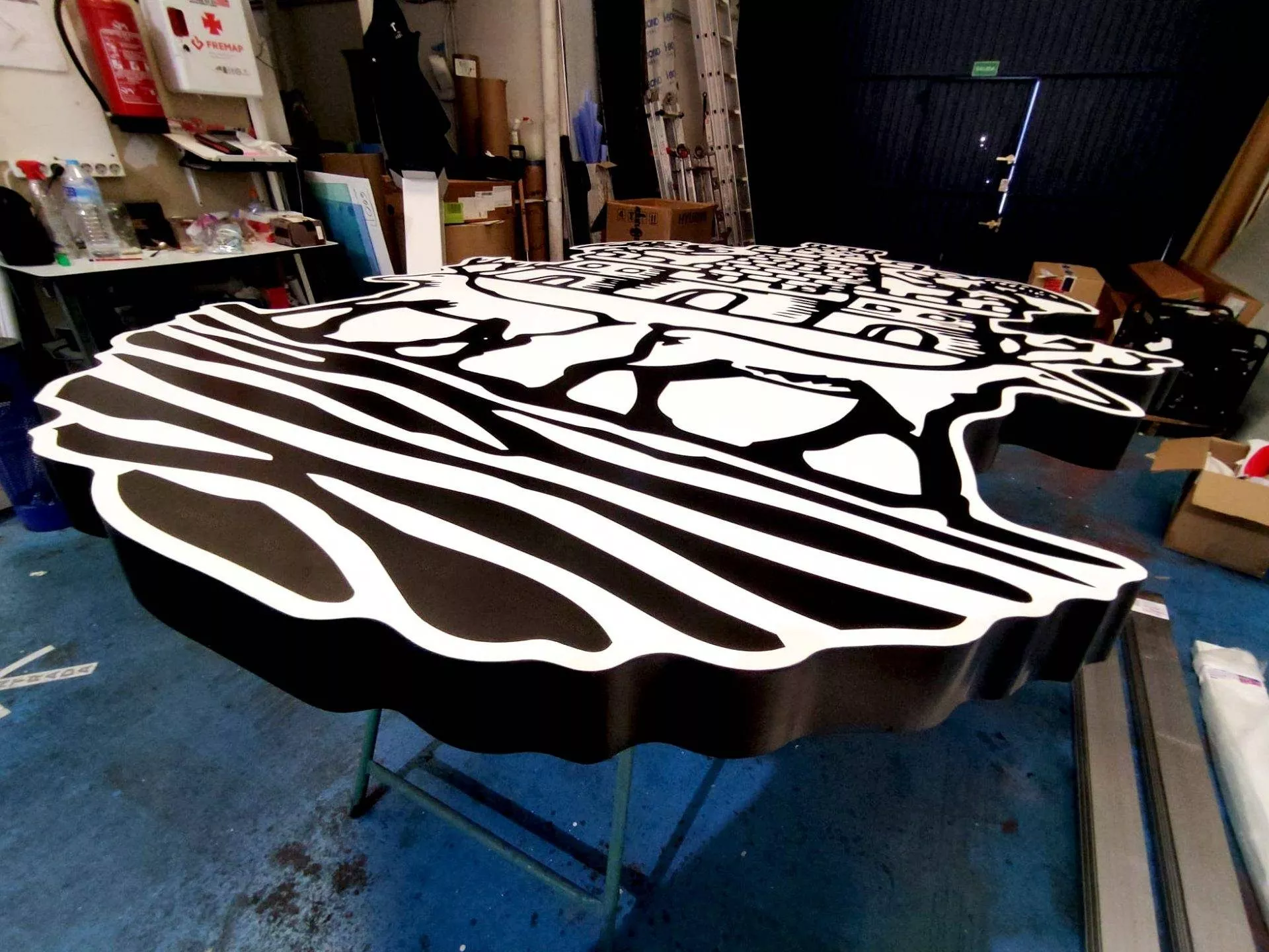 Rótulo 3D de aluminio retroiluminado en coronación de edificio Rotusil