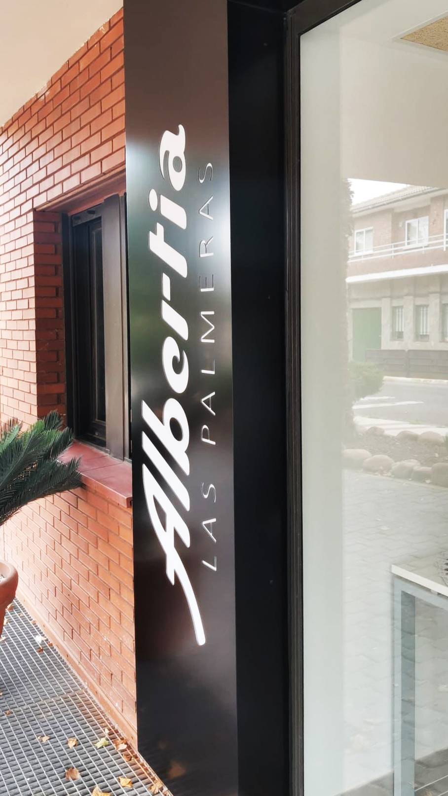 Letras corpóreas luminosas de acero inoxidable en fachada Rotusil Comunidad de Madrid