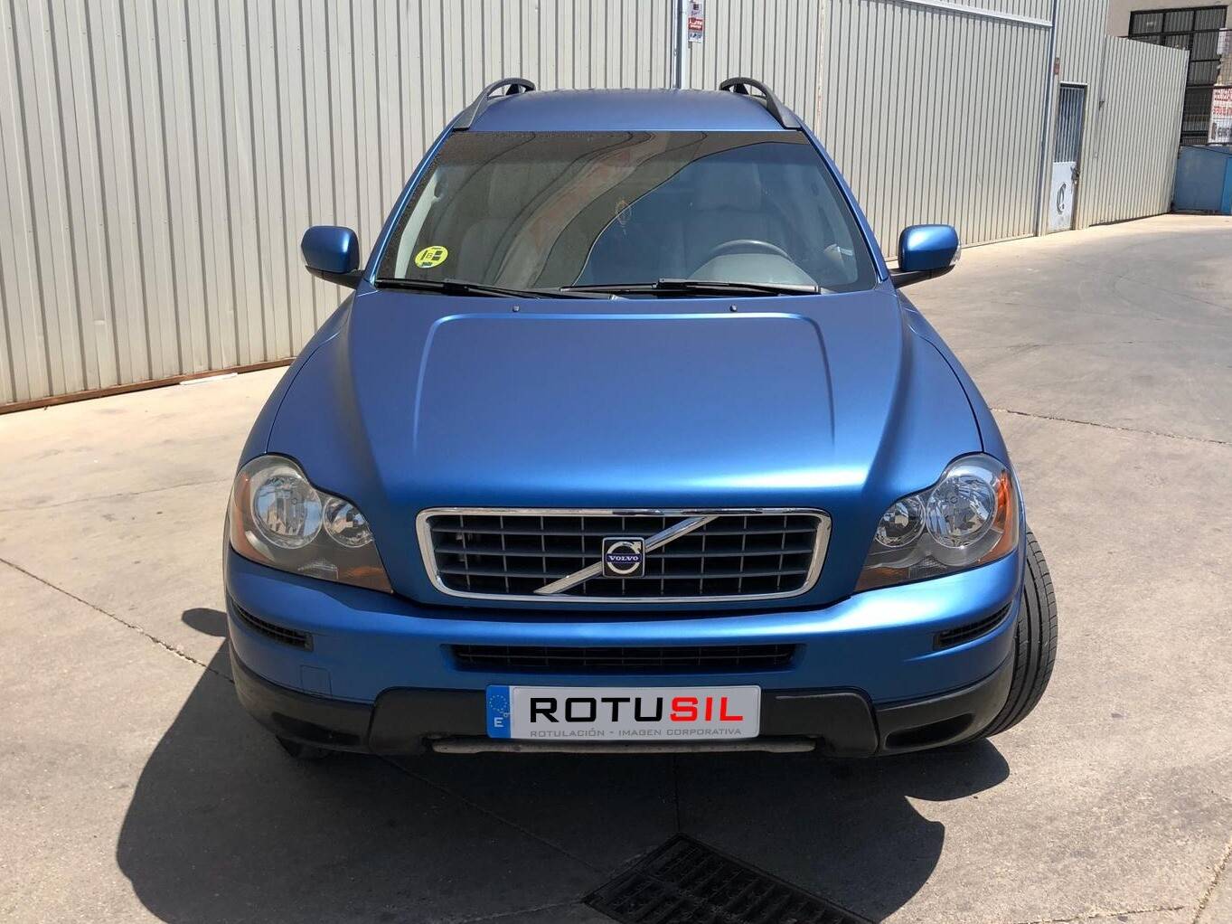 Detalle de car wrapping con vinilo texturizado en capó del coche