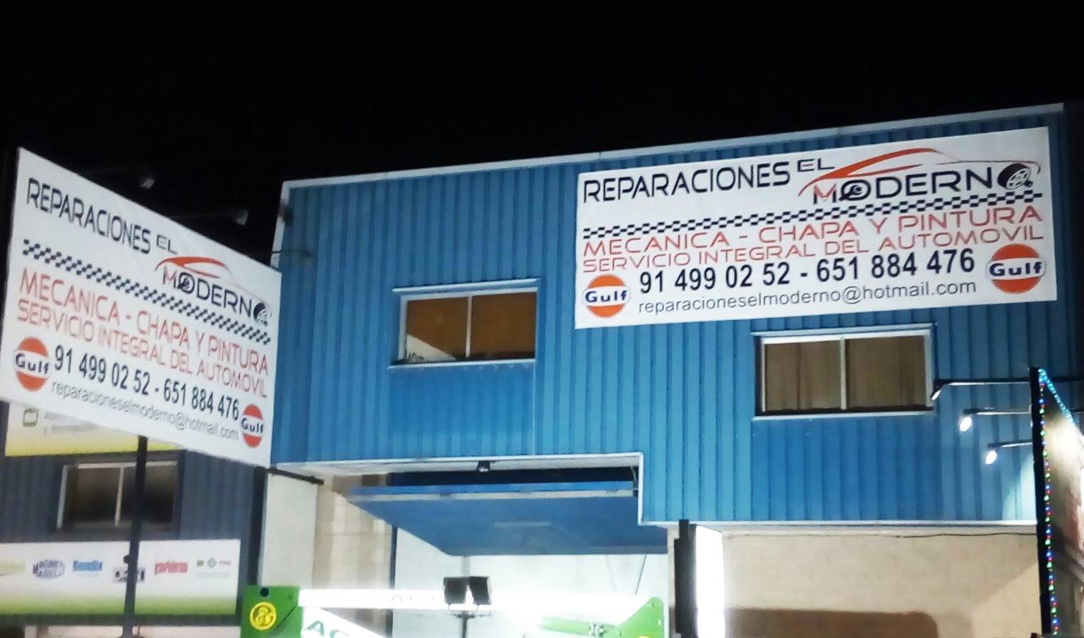 Rótulo sin iluminación en chapa recortada sobre fachada de comercio en Madrid