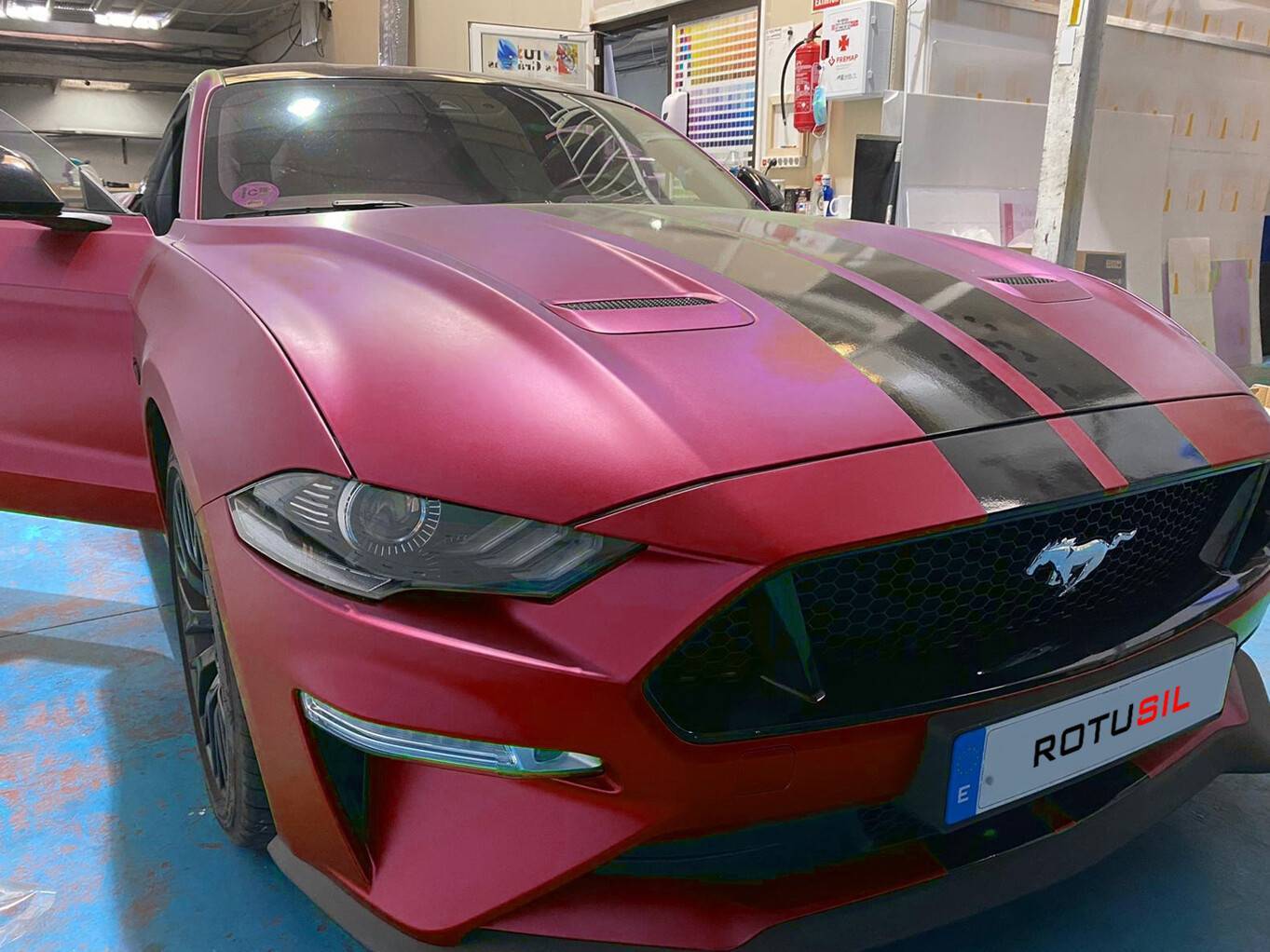 Car wrapping de vehículo comercial con vinilo blanco brillante en Madrid