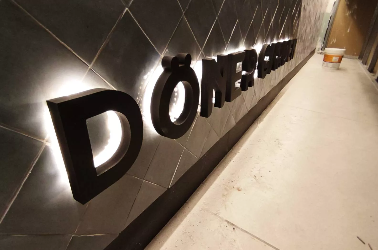 Rótulo 3D de metacrilato sin luz en interior de oficina en Madrid