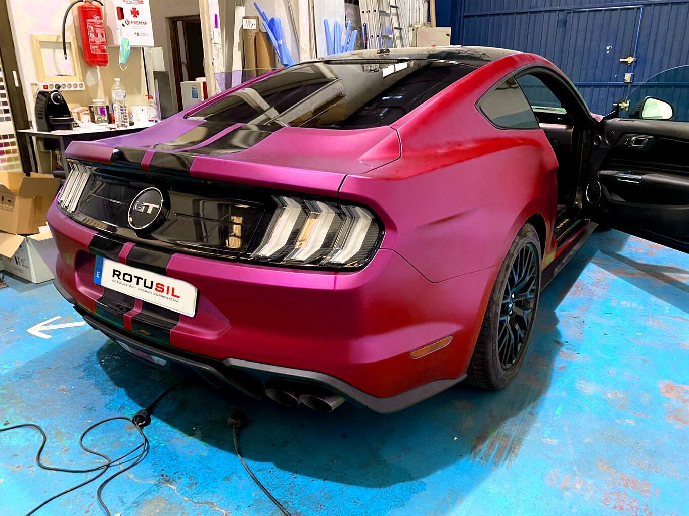 Coche envuelto con vinilo rojo mate, Rotusil Comunidad de Madrid
