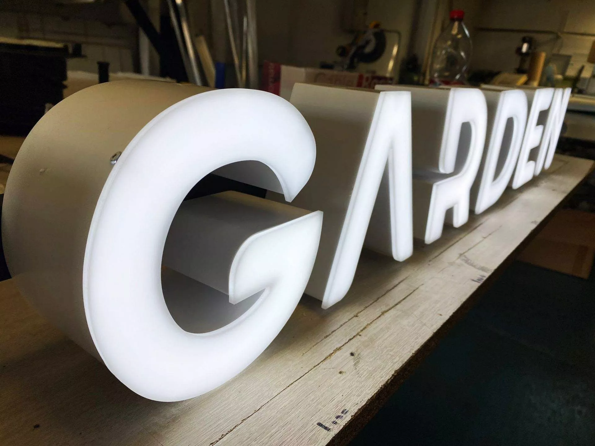 Letras corpóreas de aluminio lacado sin luz en fachada Rotusil Arganda del Rey