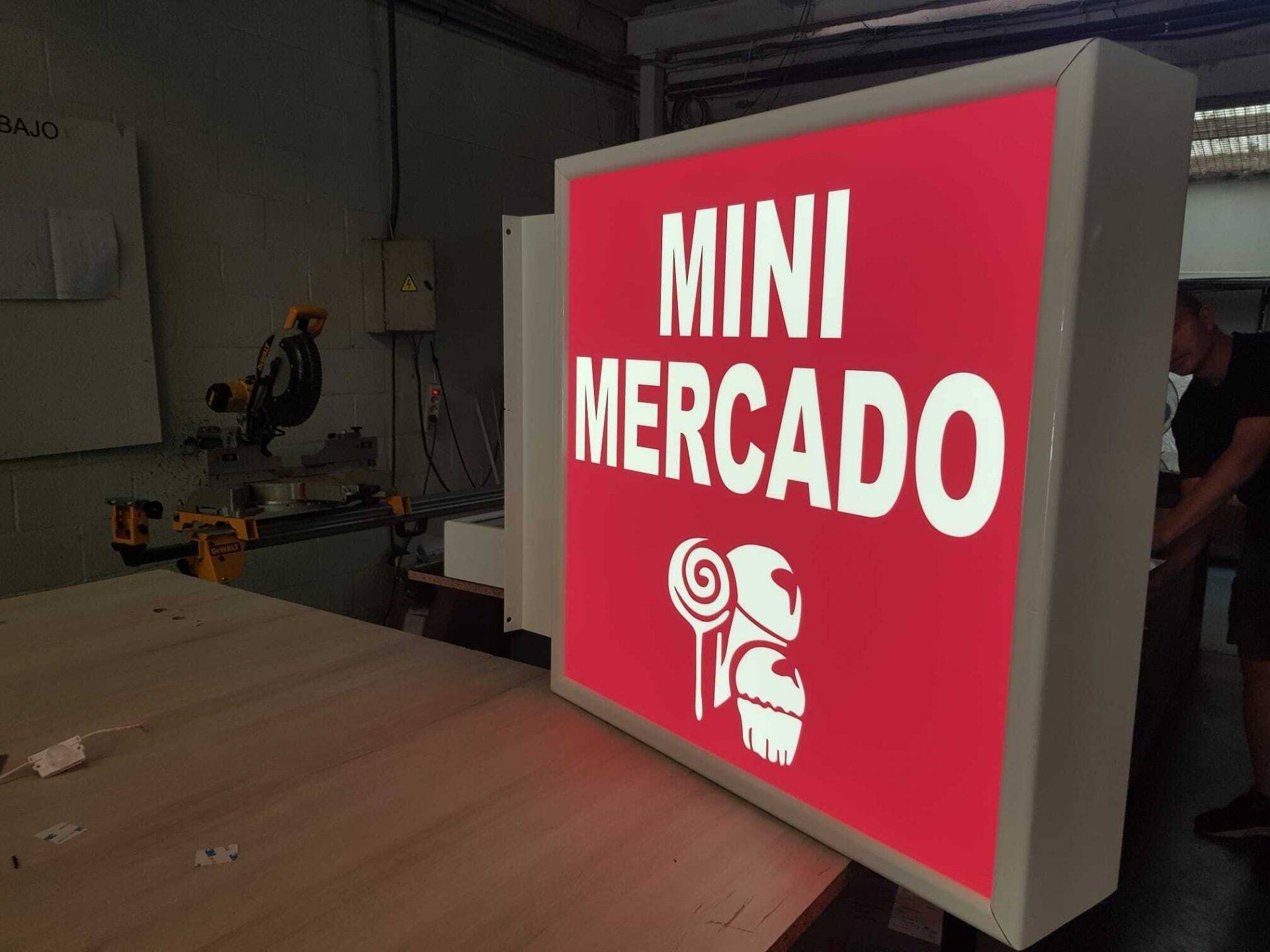 Caja de luz iluminada en rótulo luminoso de comercio Rotusil