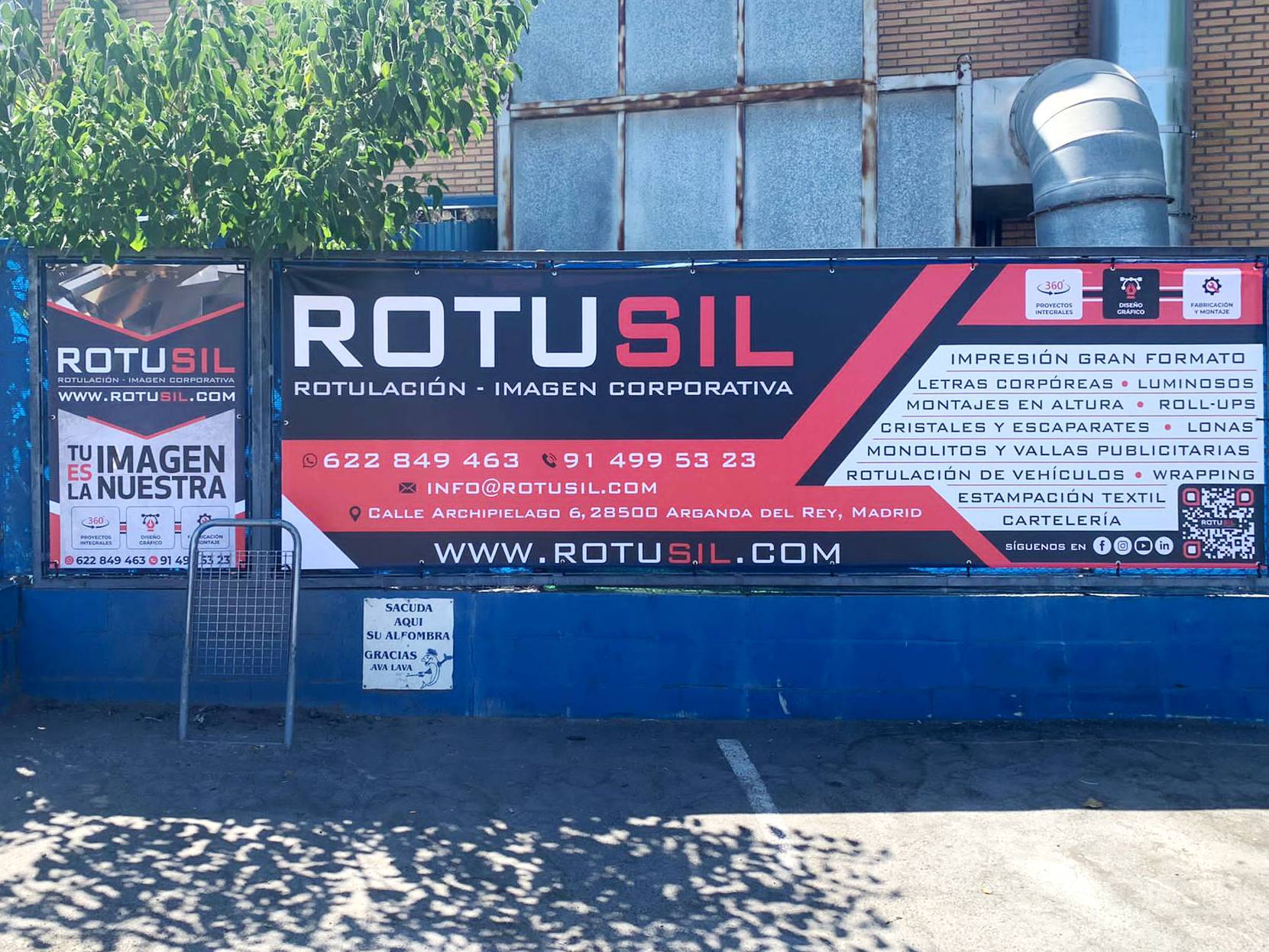 Lona publicitaria personalizada instalada en fachada urbana, Rotusil Arganda del Rey