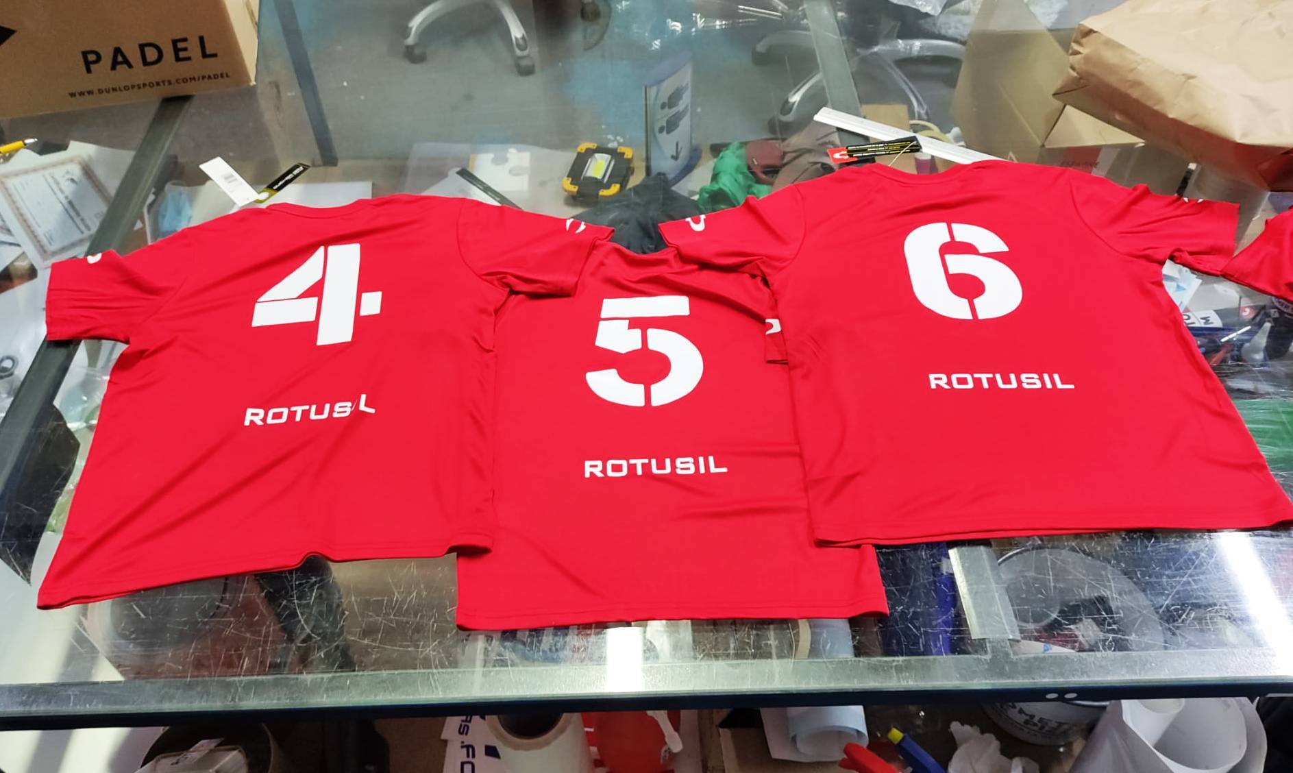 Polos corporativos con estampación textil personalizada, Rotusil Madrid