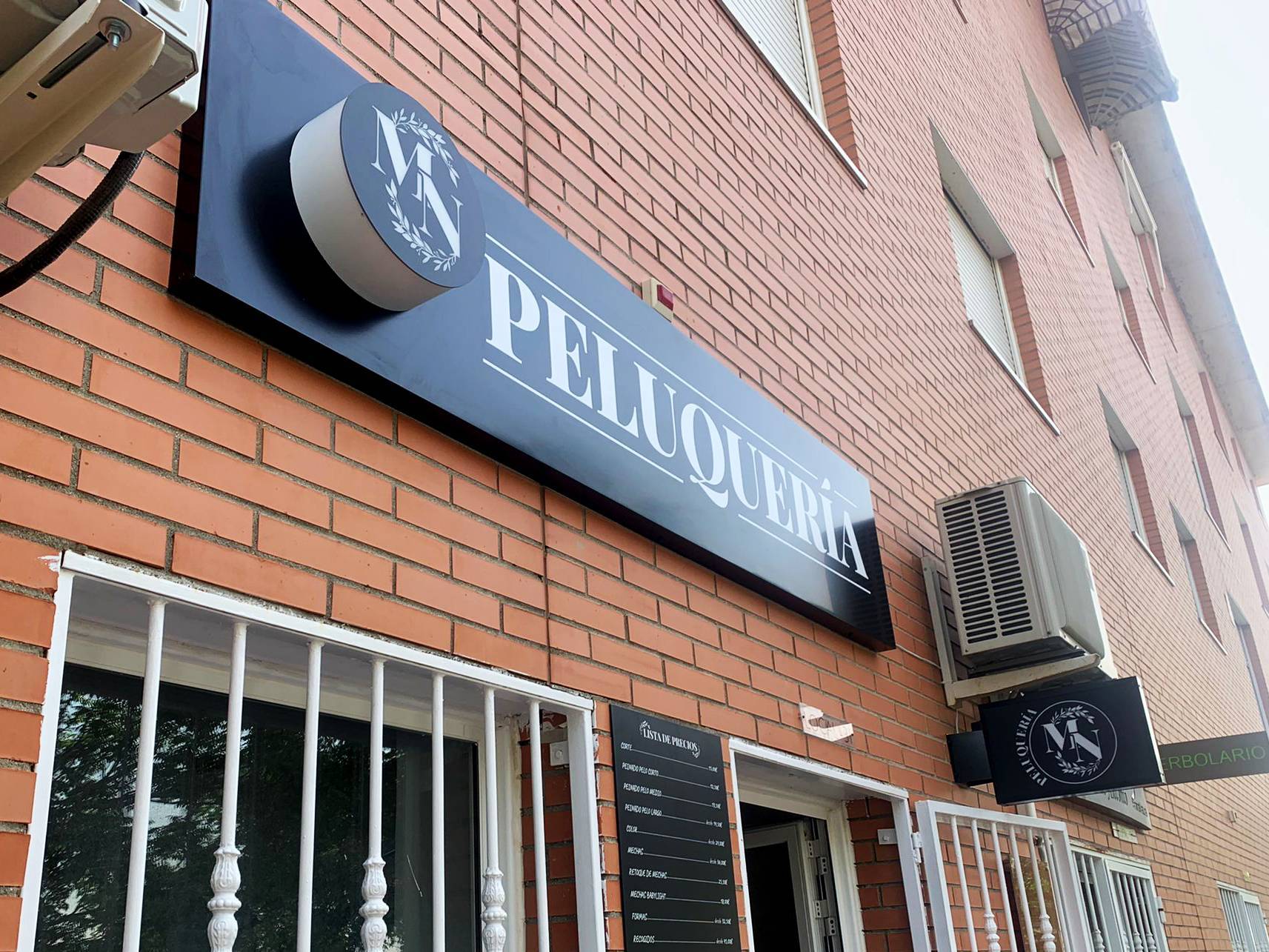 Rótulo luminoso corpóreo LED en fachada de tienda en Madrid