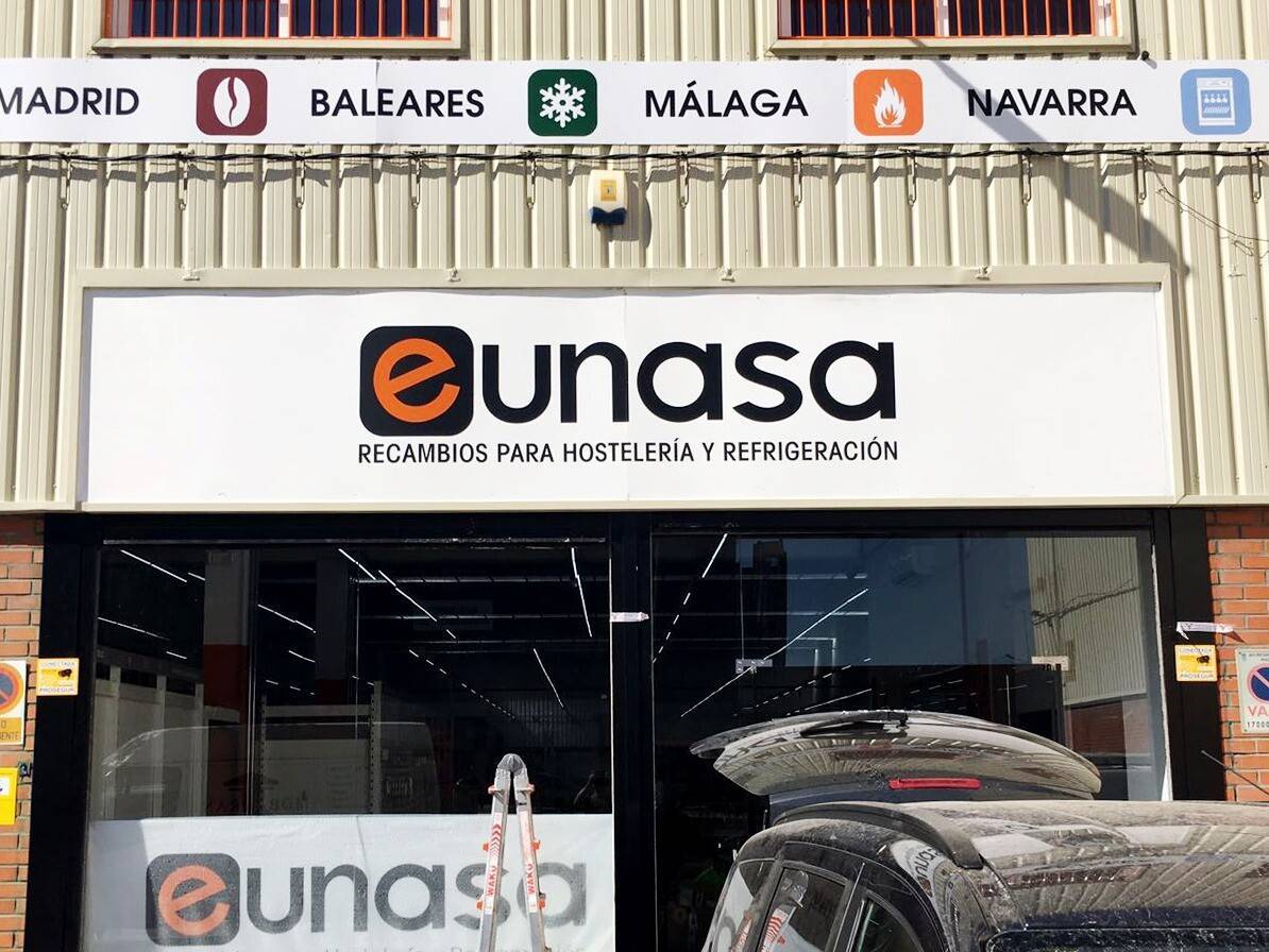 Letras corpóreas lacadas formando rótulo ciego en fachada moderna