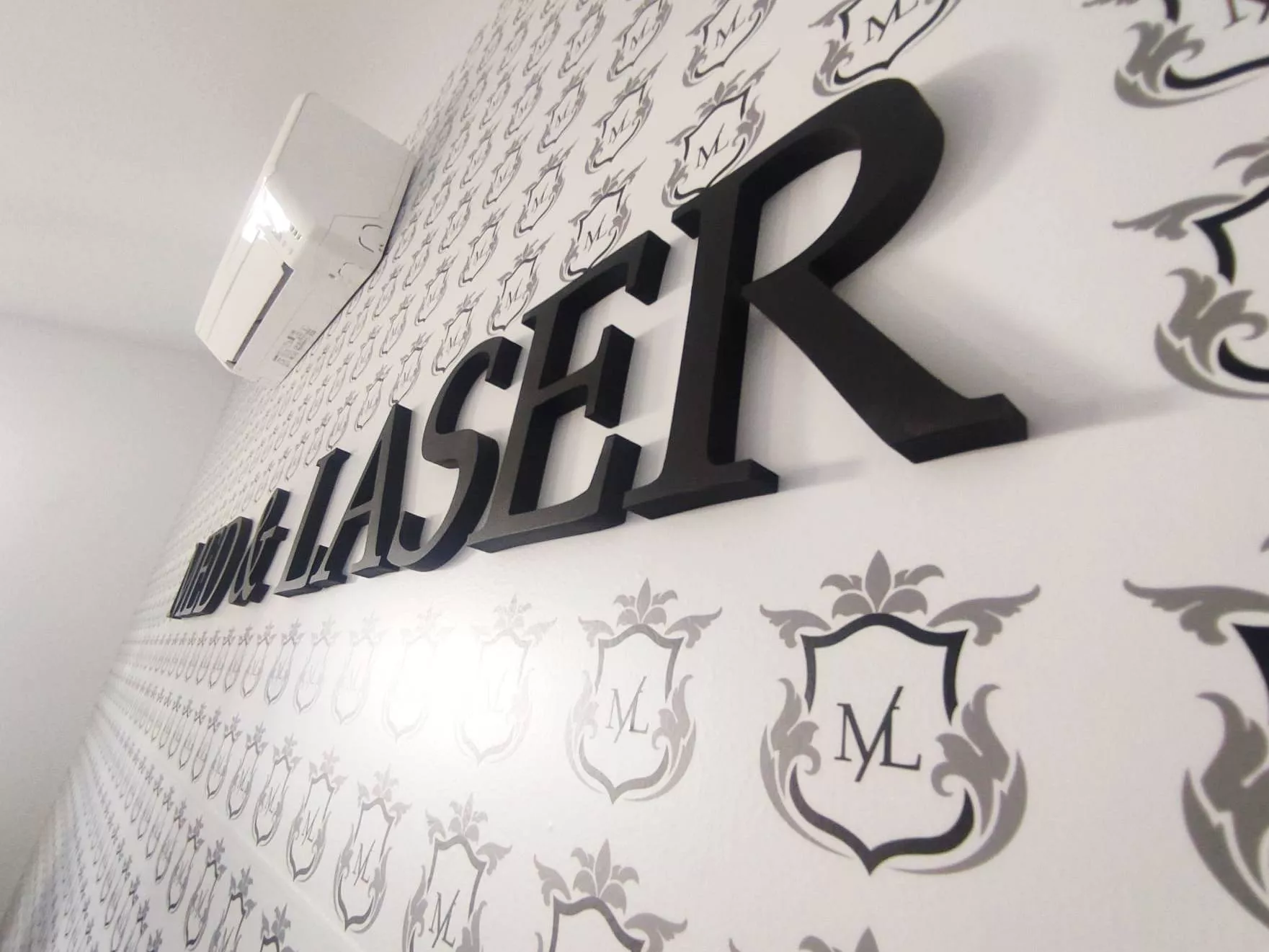 Rótulo 3D retroiluminado con LED en escaparate comercial Rotusil