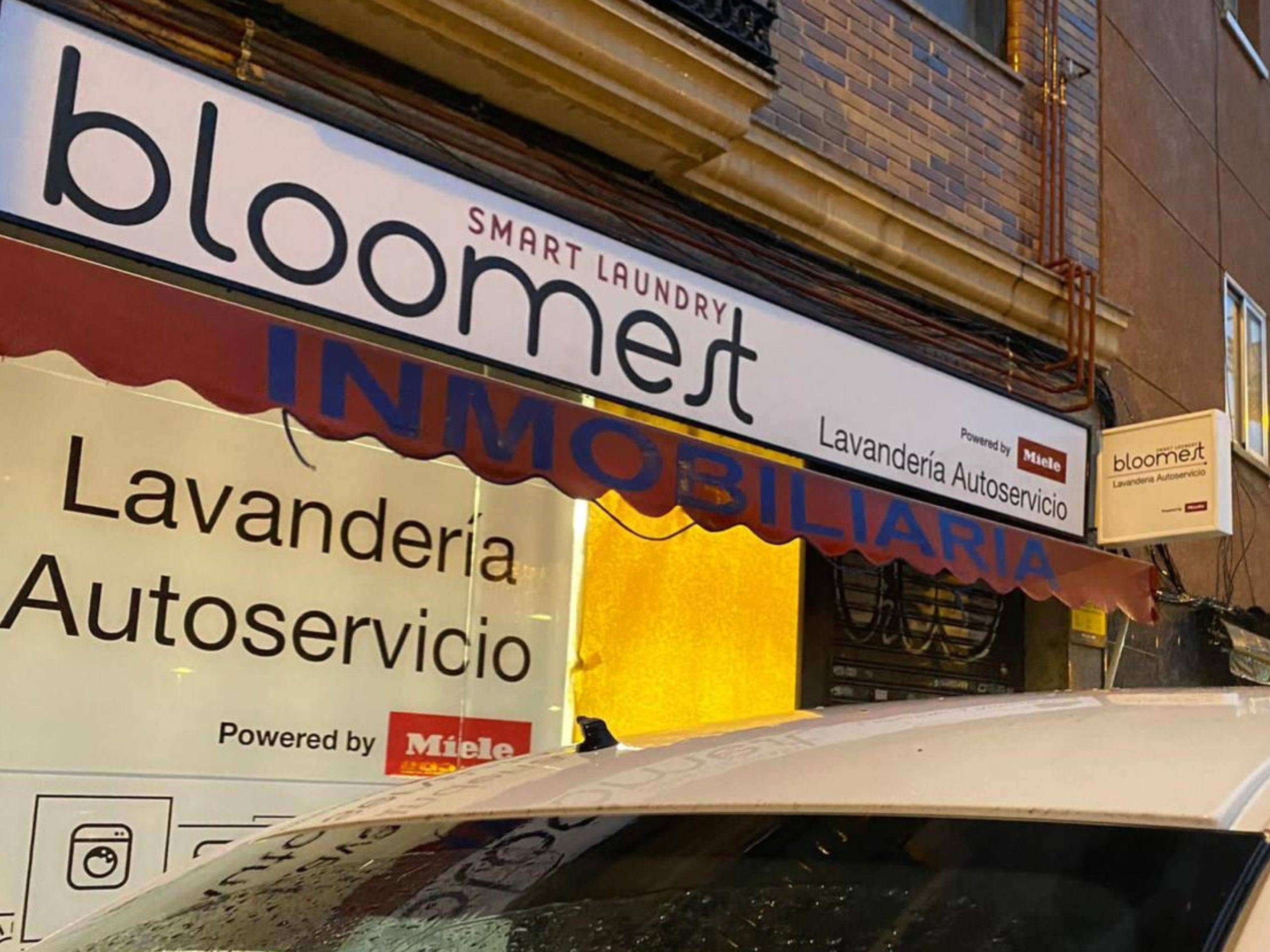 Rótulo luminoso corpóreo en fachada de local comercial iluminado