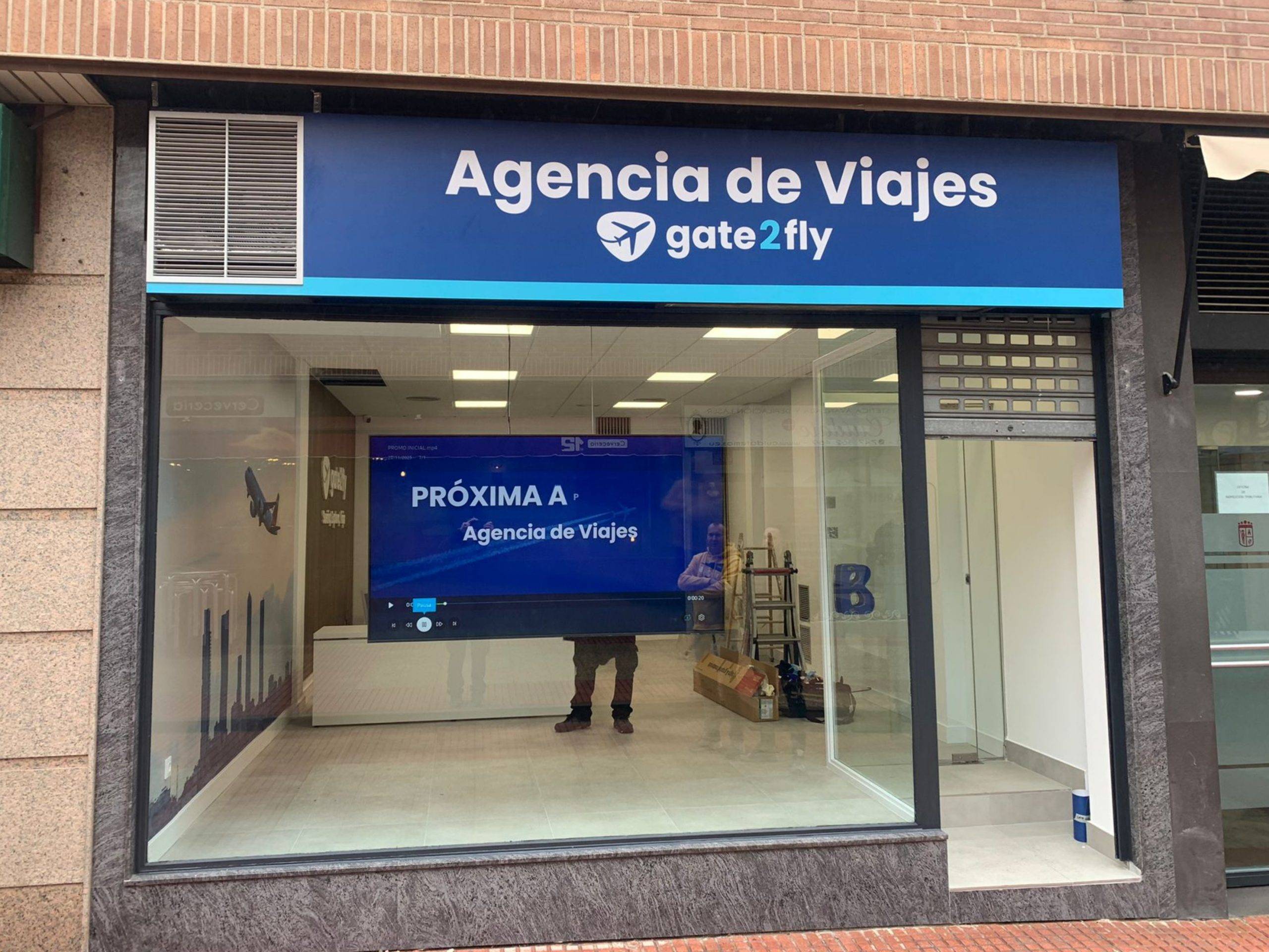 Letras corpóreas de PVC blanco componen rótulo ciego en fachada Rotusil Arganda del Rey