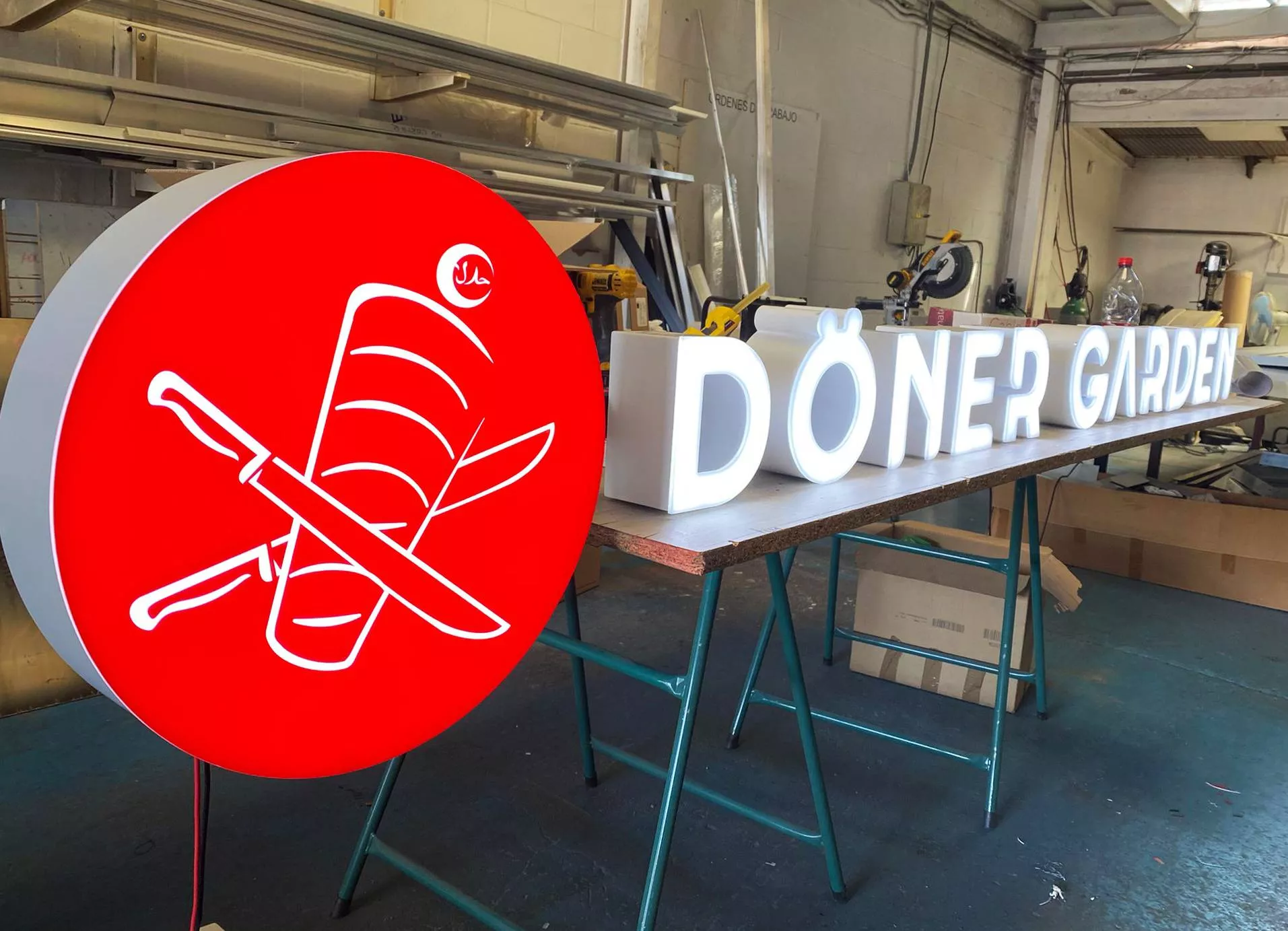 Letras corpóreas de acero con LED en fachada comercial Rotusil Arganda del Rey