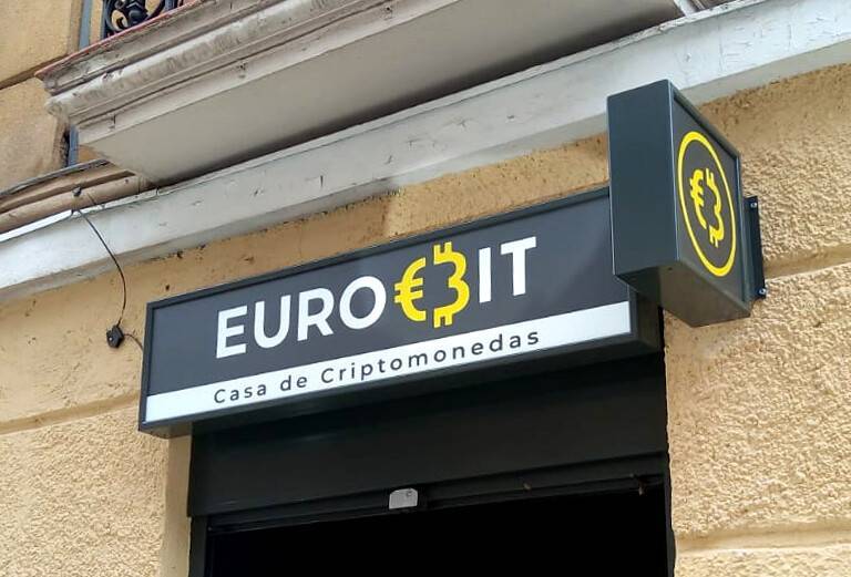 Rótulo luminoso de aluminio y metacrilato en fachada de tienda