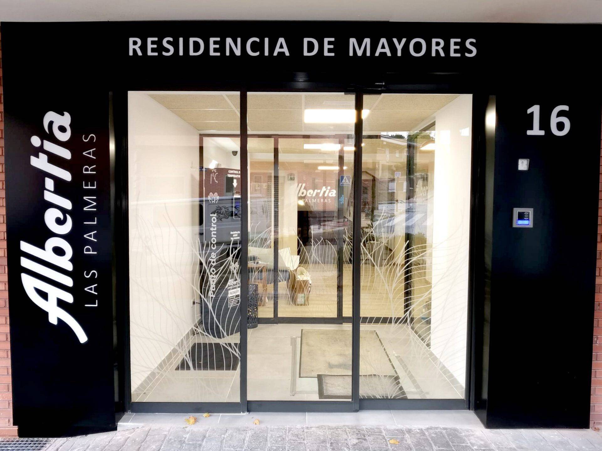 Caja de luz LED retroiluminada en fachada de comercio en Madrid