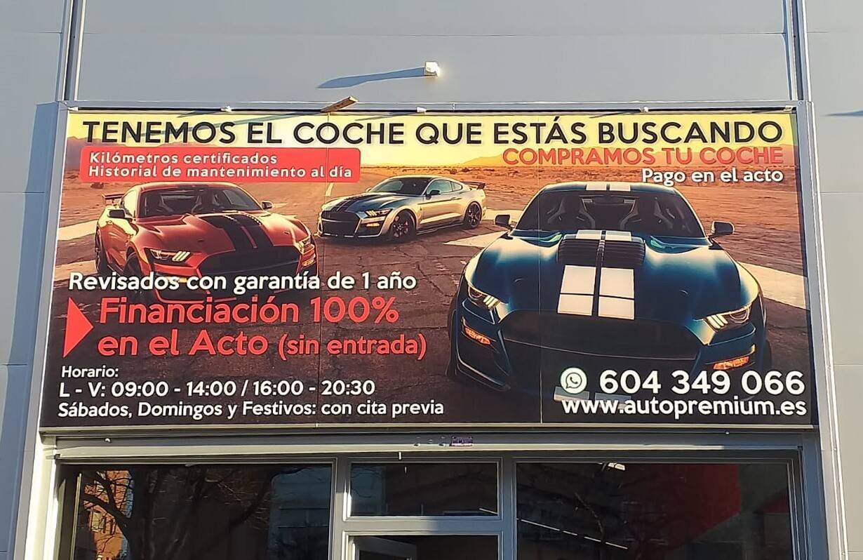 Letras corpóreas de acero inoxidable sin luz en fachada de tienda Rotusil